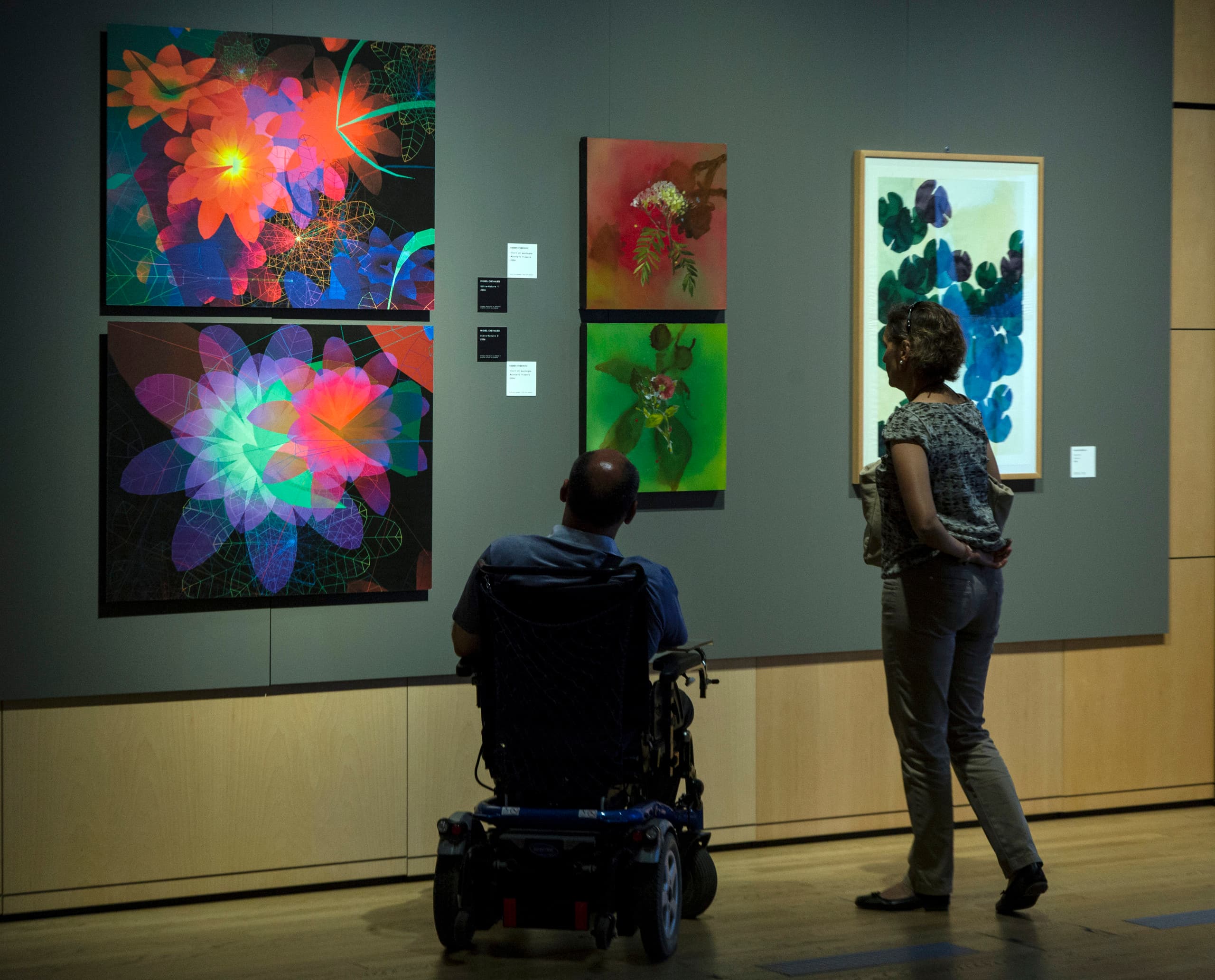Besucher betrachten Kunstwerke im UniCredit Pavilion, beleuchtet mit ERCO LED-Leuchten.