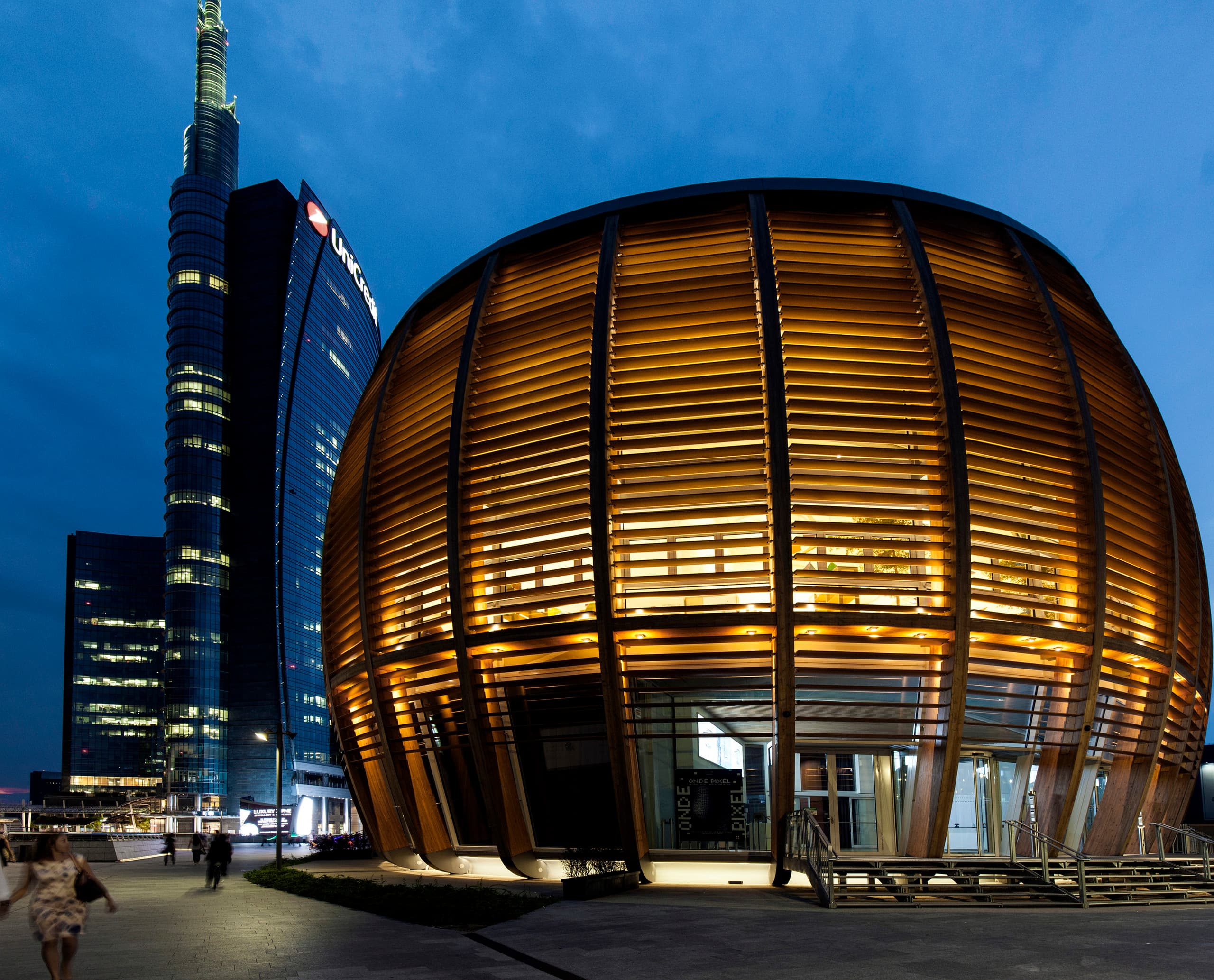 UniCredit Pavillon, Mailand, beleuchtet mit ERCO LED-Leuchten, wirkt wie eine monumentale Laterne.