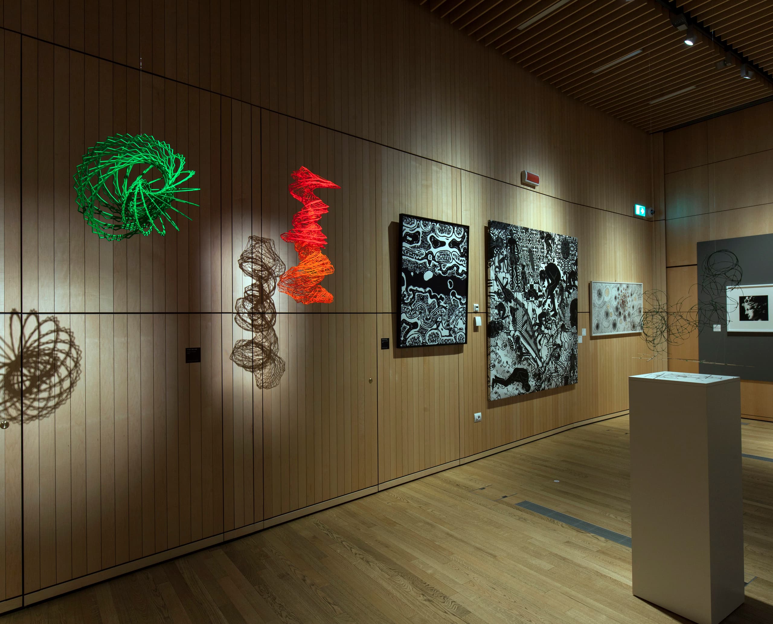 Kunstausstellung im UniCredit Pavilion, Mailand, beleuchtet mit ERCO LED-Strahlern für Akzentbeleuchtung und visuelle Steuerung.