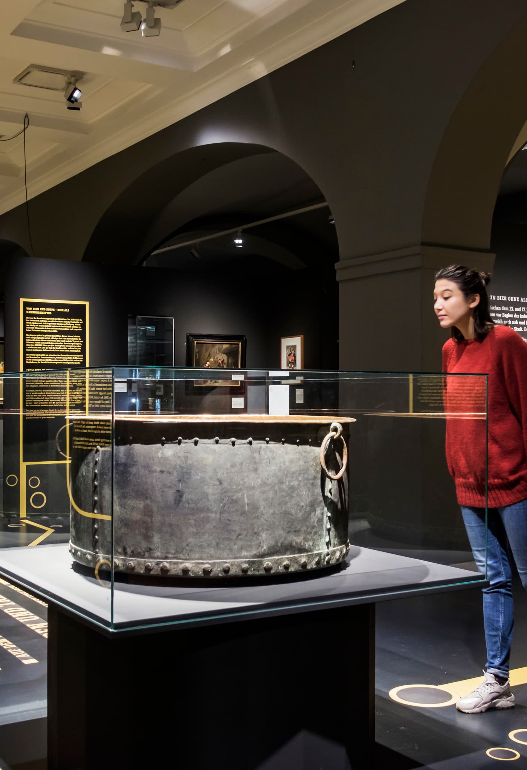 Ausstellung im Museum für Hamburgische Geschichte mit einem alten Braukessel unter ERCO Akzentlicht.
