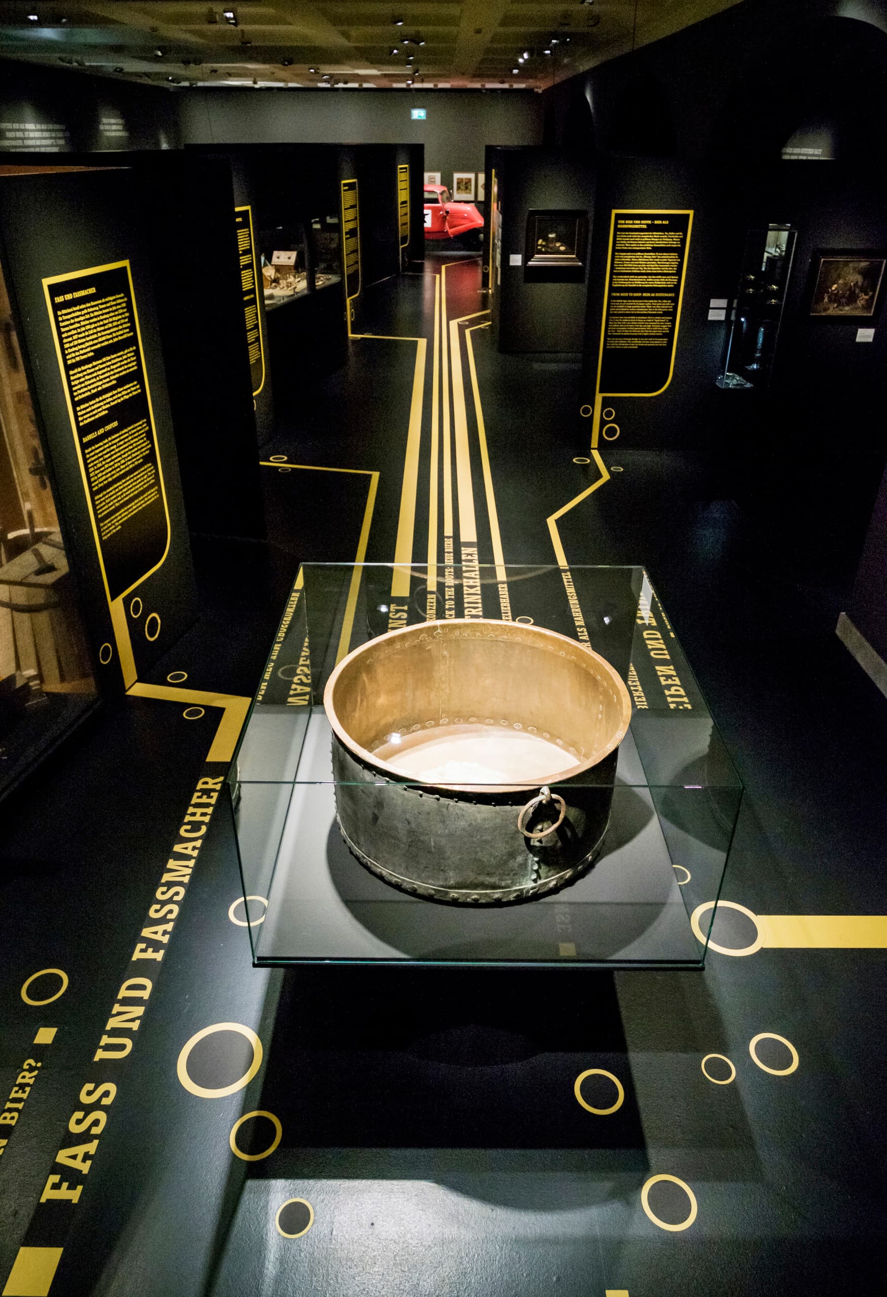 Braukessel im Museum für Hamburgische Geschichte, Teil der Ausstellung zur Bierkultur, beleuchtet mit ERCO Akzentlicht.