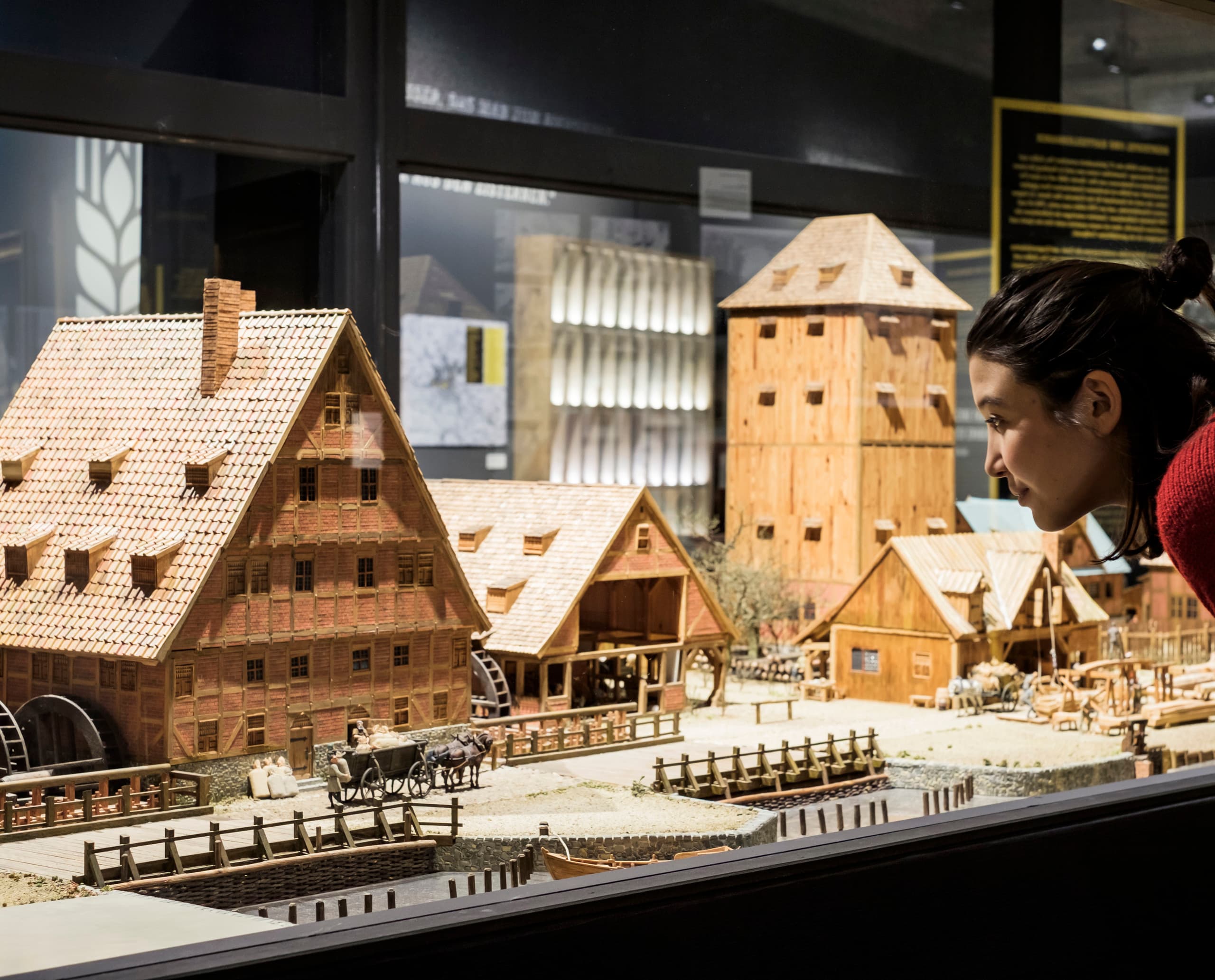 Besucherin betrachtet ein Modell einer historischen Brauerei im Museum für Hamburgische Geschichte, beleuchtet mit ERCO Akzentlicht.