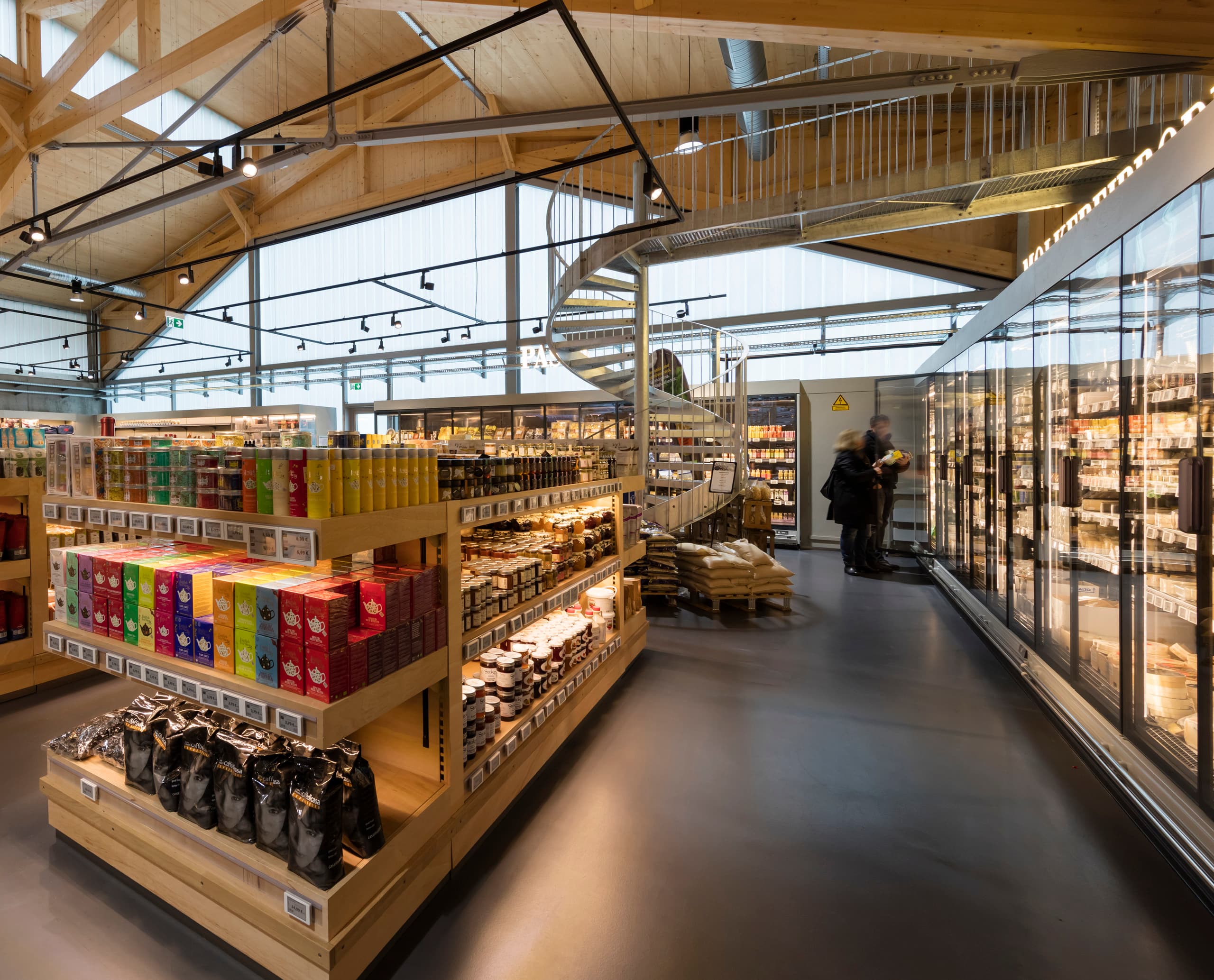 FrischeParadies Stuttgart: ERCO LED-Spots akzentuieren Feinkost in modernem Markt mit Holzbauweise.