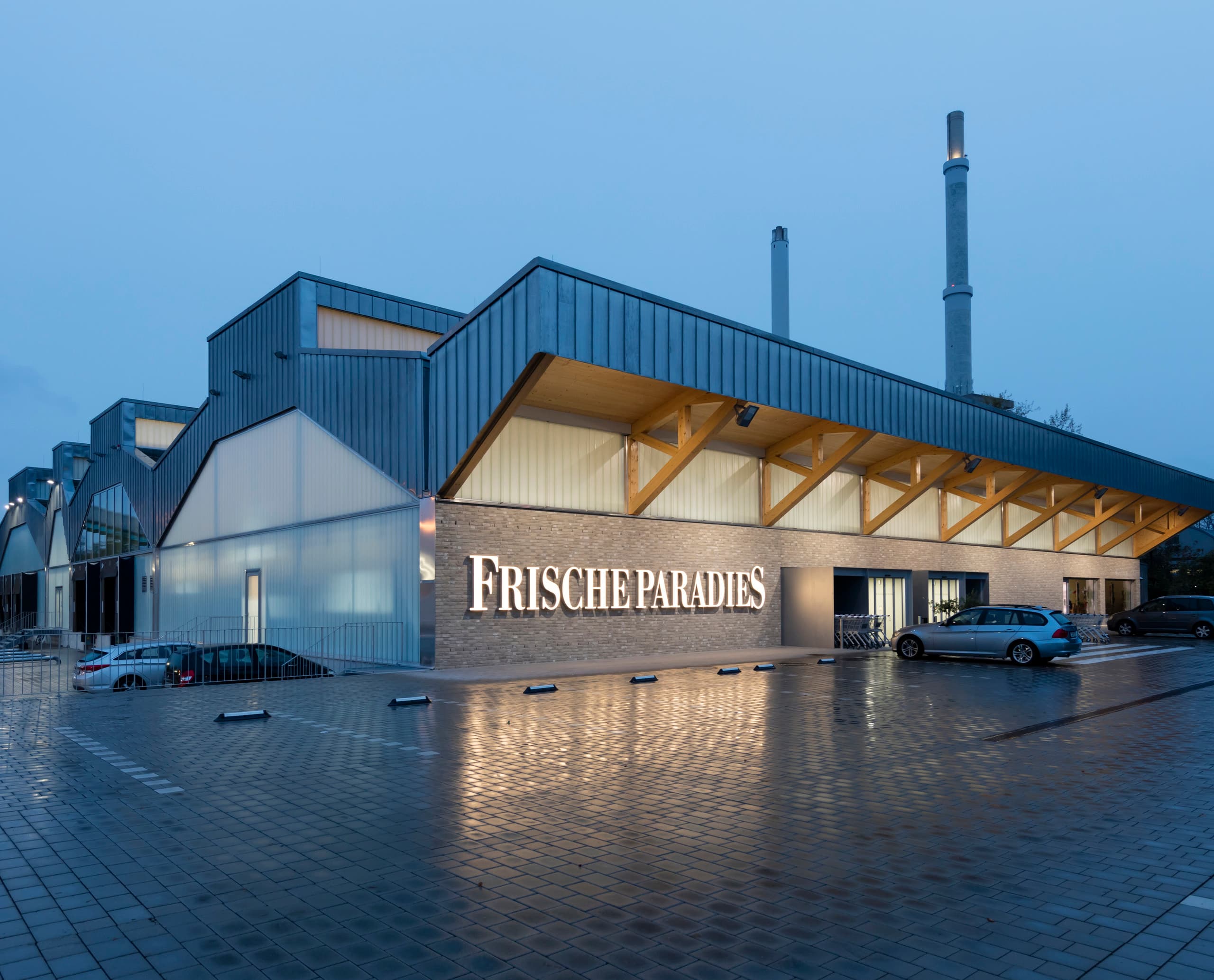 FrischeParadies Stuttgart: Beleuchtungskonzept mit ERCO LED Strahlern für Feinkost und Gastronomie.