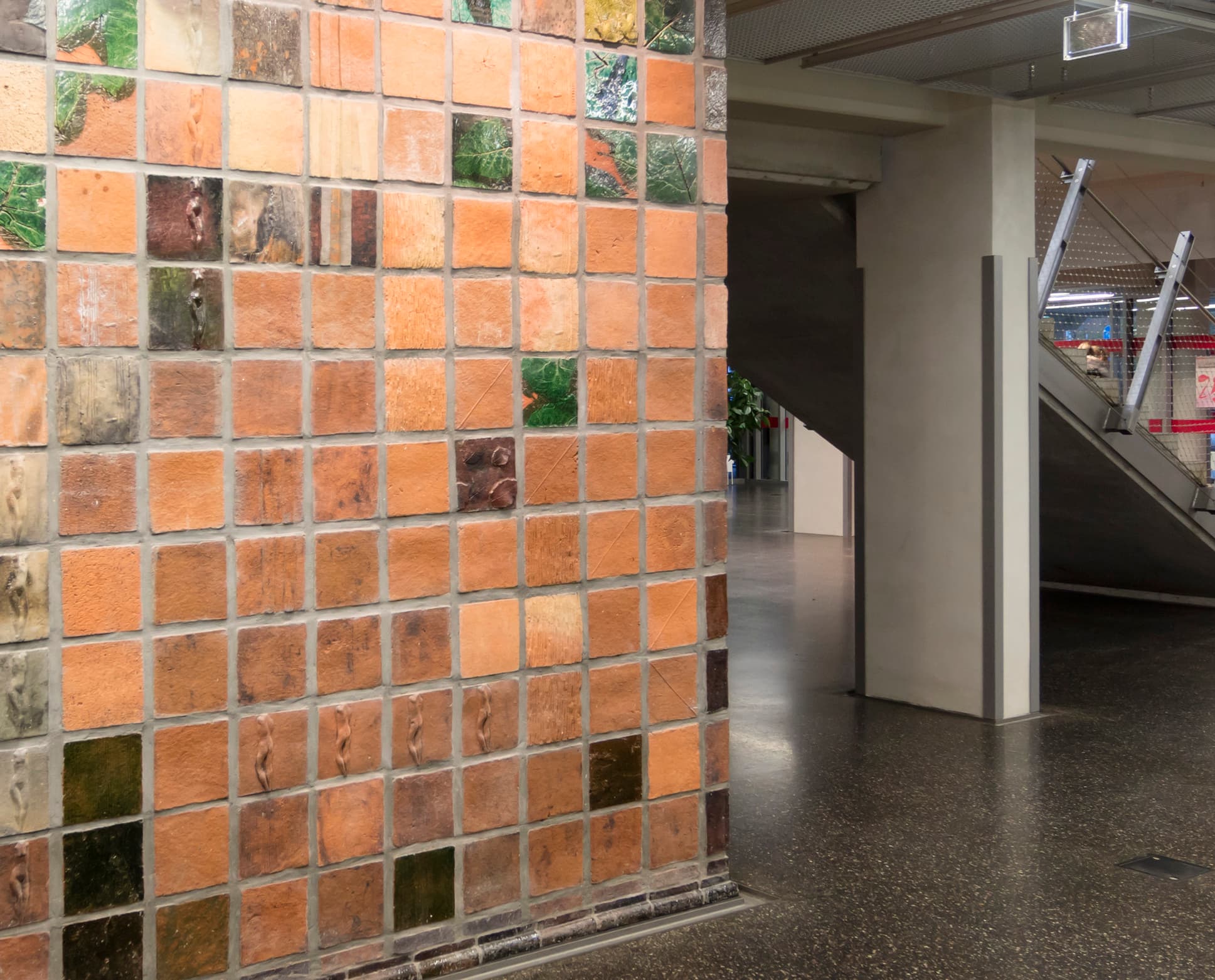 Detailansicht der künstlerischen Keramikwand in der Hochschule Neubrandenburg.