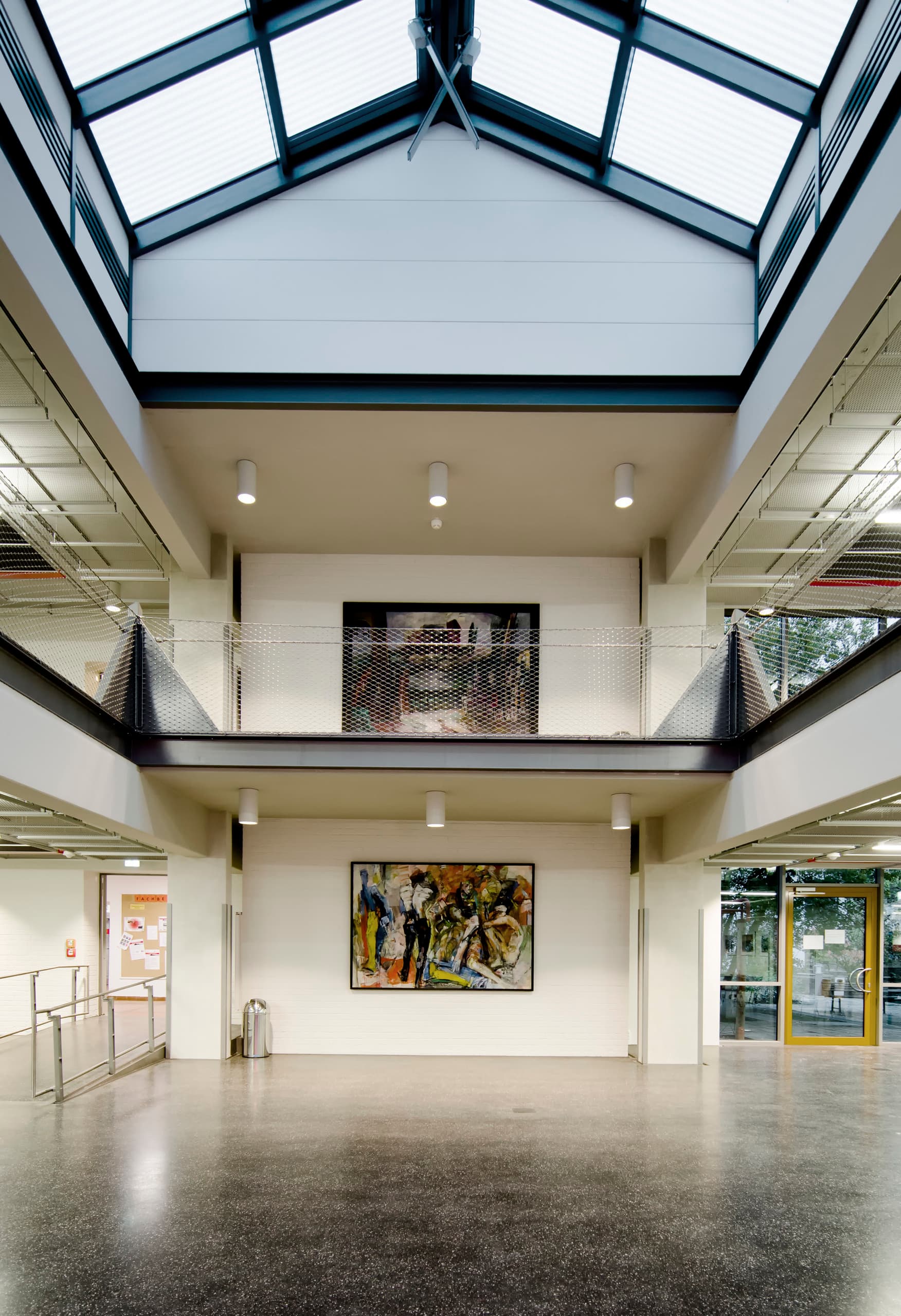 Neubrandenburg Hochschule Foyer mit ERCO Downlights für effiziente Beleuchtung.