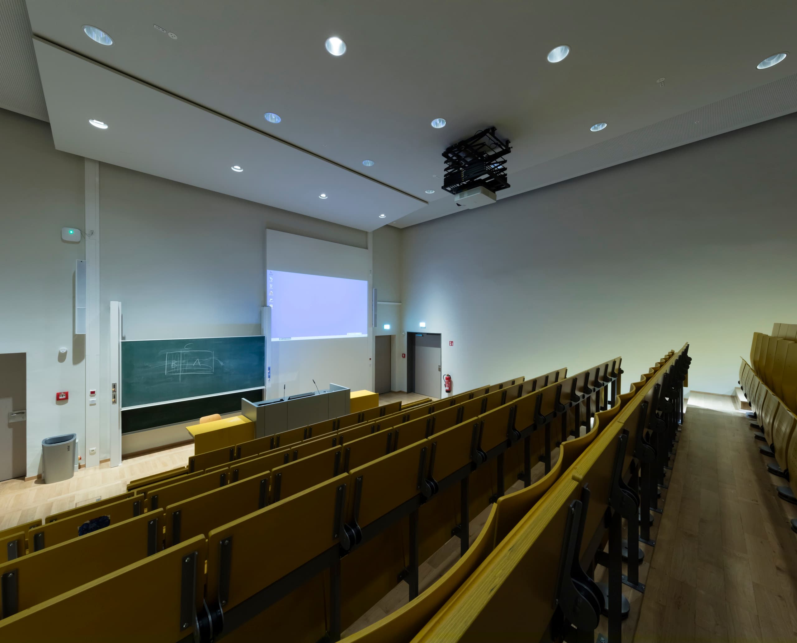 Hörsaal der Hochschule Neubrandenburg mit ERCO Downlights für effiziente Beleuchtung.