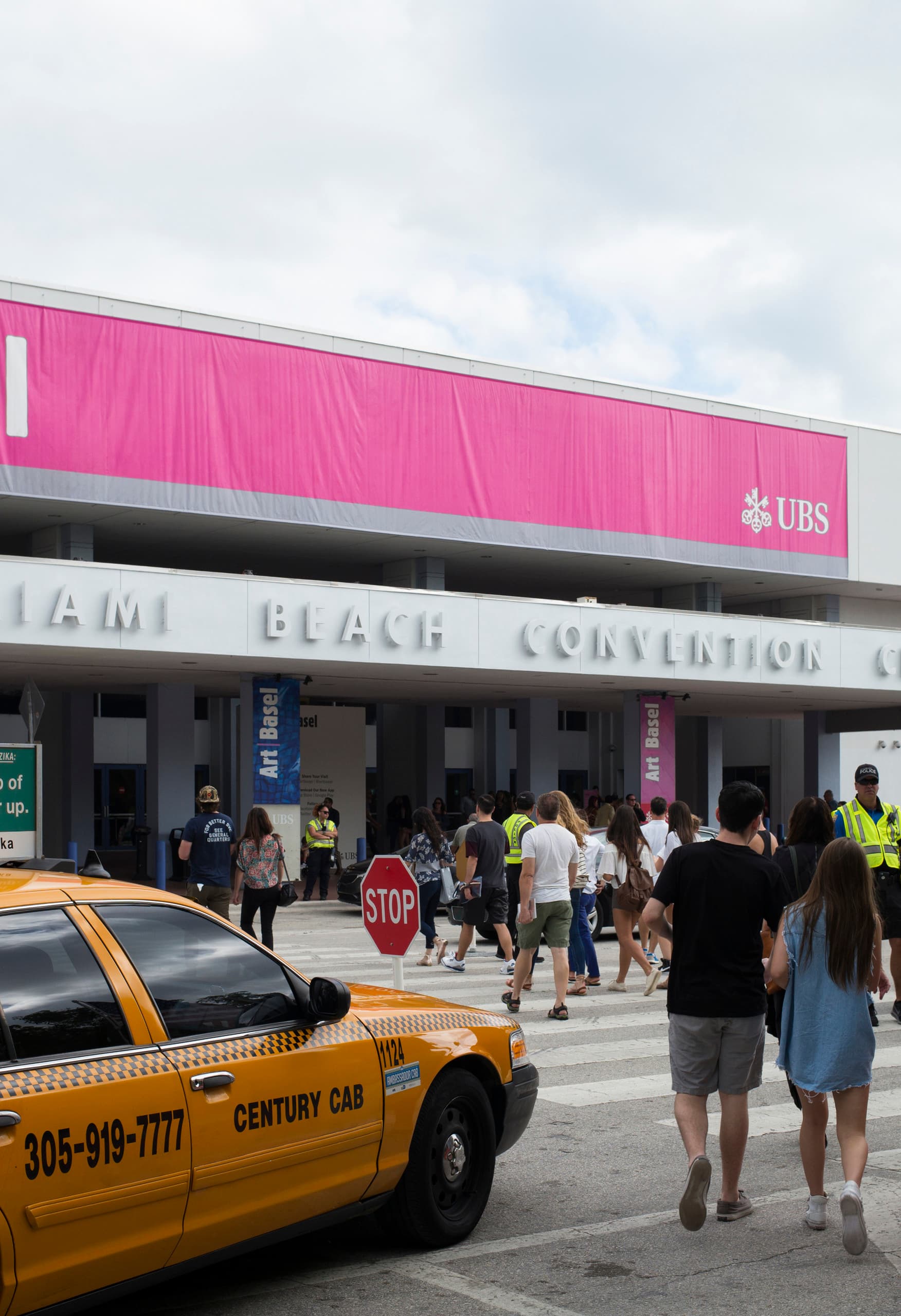 Eingang zur Art Basel in Miami Beach, beleuchtet mit ERCO Lichtwerkzeugen für Kunstausstellungen.