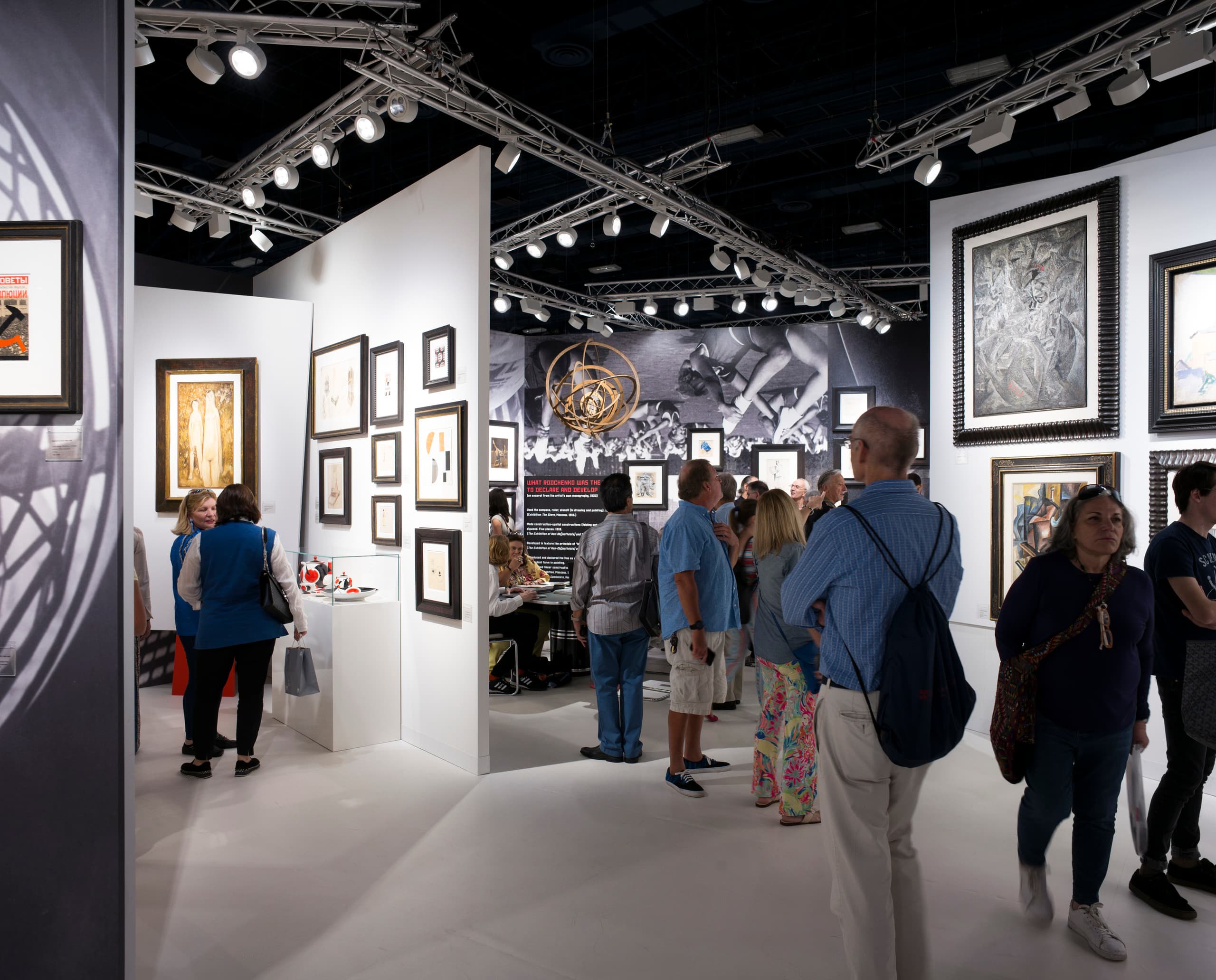 Beleuchtete Kunstwerke auf der Art Basel Miami Beach mit ERCO Lichtwerkzeugen, Pantrac Wandfluter und Parscan Strahlern.