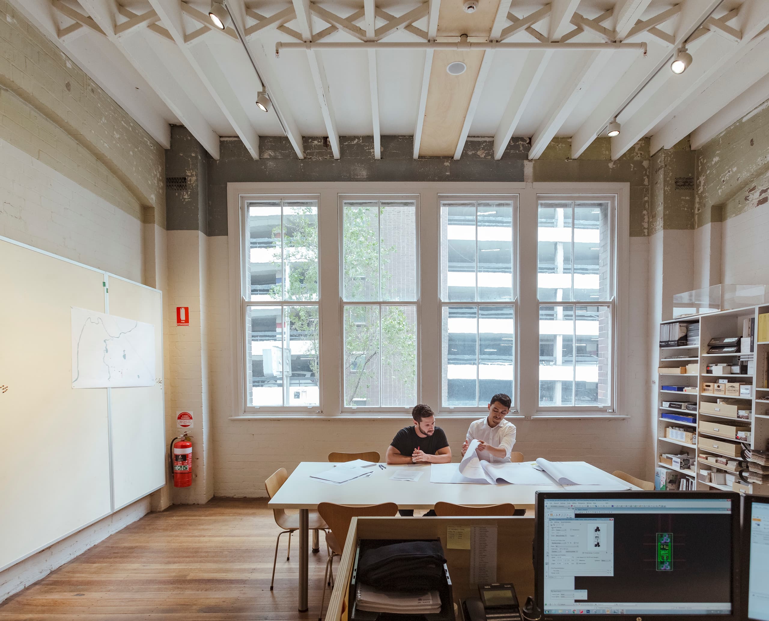 ERCO Beleuchtung im Büro von Candalepas Associates in Sydney, die eine angenehme und effiziente Arbeitsatmosphäre schafft.