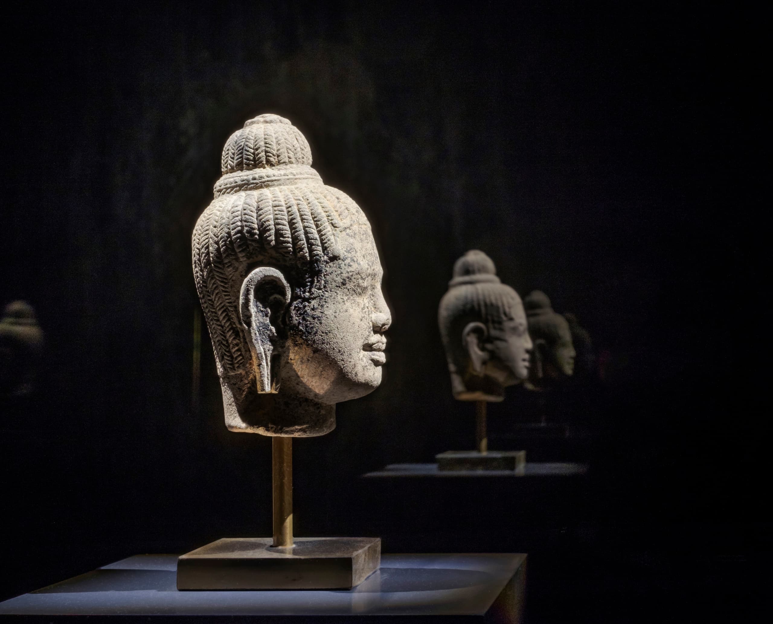 Khmer-Skulptur, beleuchtet mit ERCO Licht, in der Feuerle Collection, Berlin.