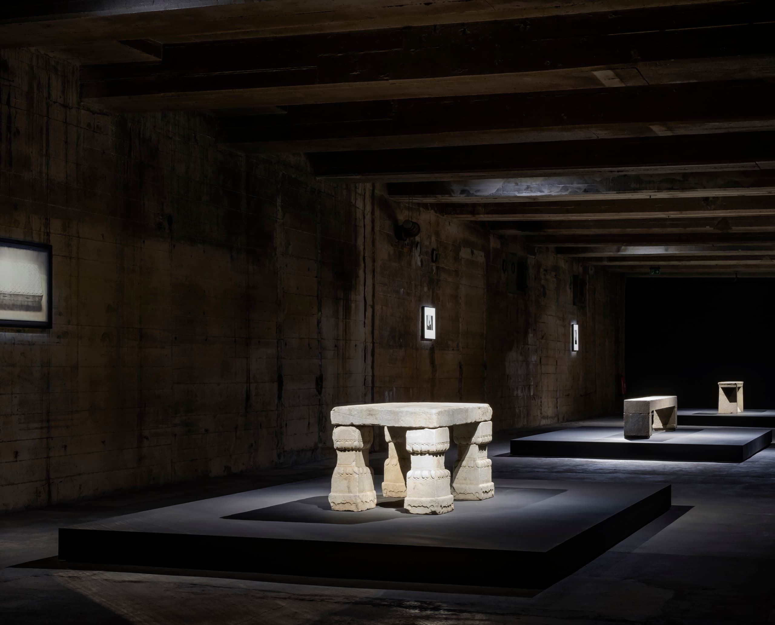 Feuerle Collection: Khmer-Skulptur, beleuchtet von ERCO LED-Strahlern in dunklem Bunker, Berlin.