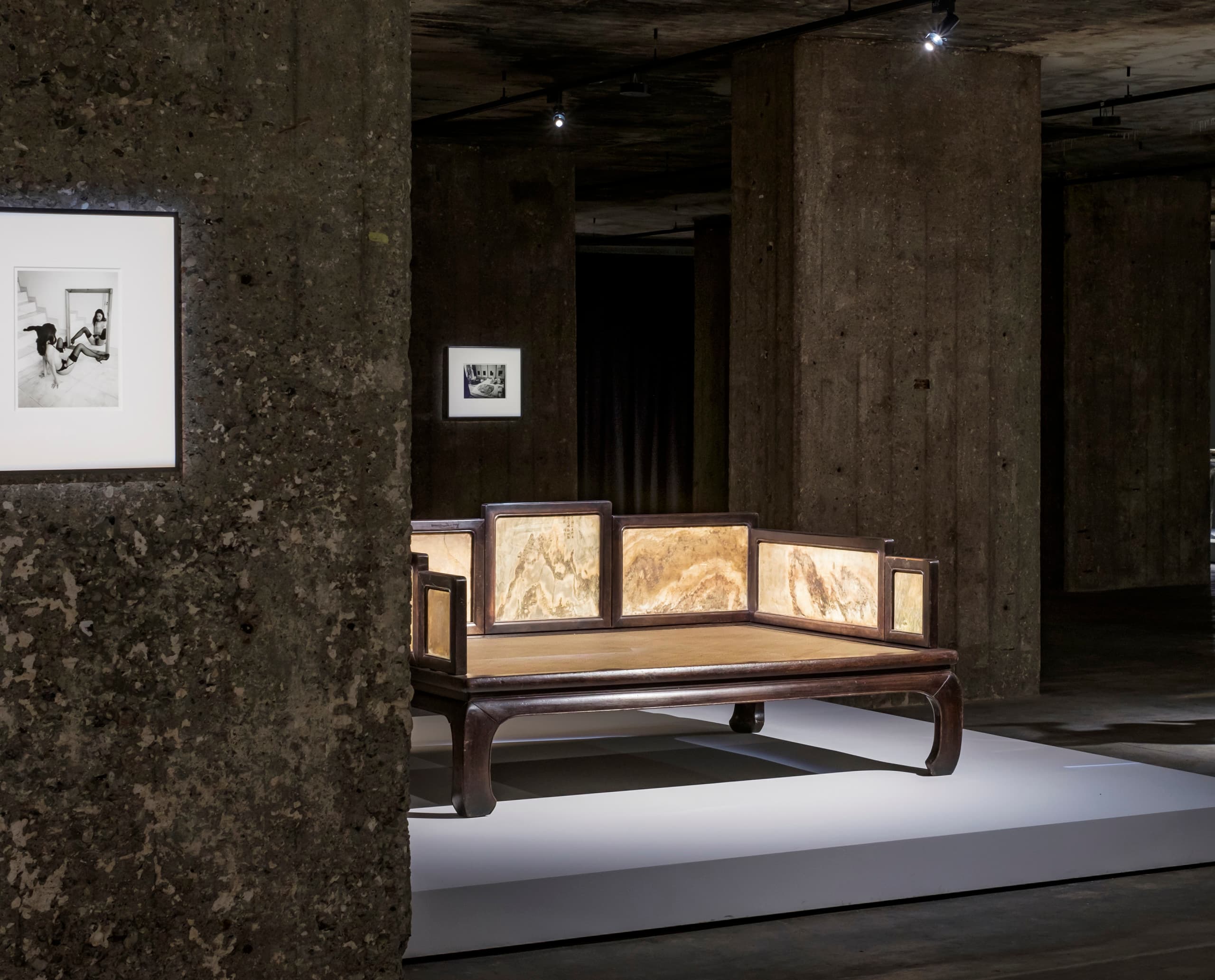 Feuerle Collection: Chinesische Möbel und Kunstwerke, beleuchtet mit ERCO Licht für eine stimmungsvolle Präsentation.