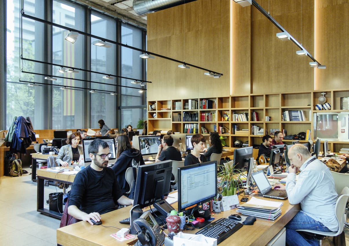 Modernes Büro mit ERCO Beleuchtung für konzentriertes Arbeiten in flexiblen Arbeitsbereichen.