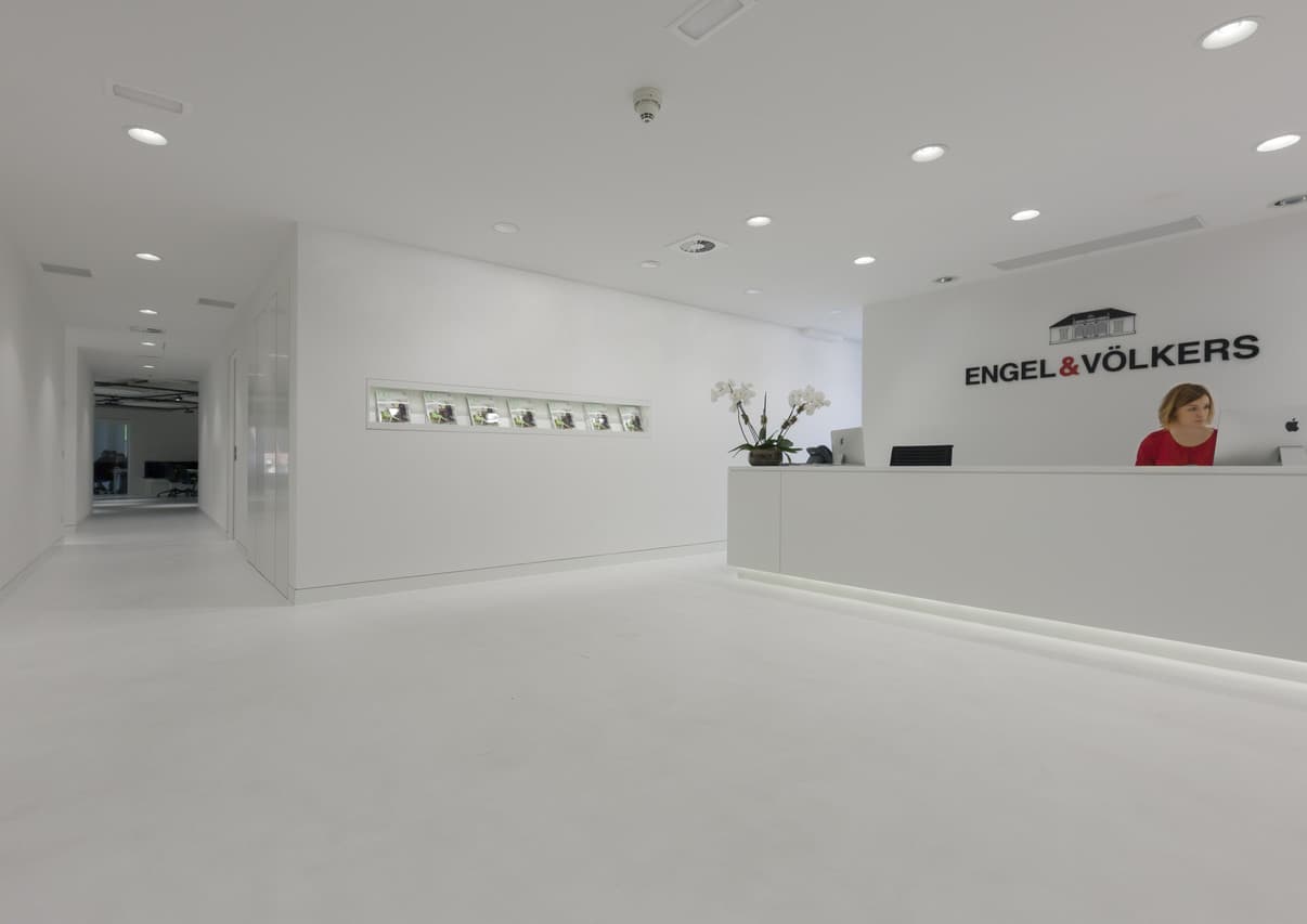 Helles Büro von Engel & Völkers mit ERCO Beleuchtung für angenehme Arbeitsatmosphäre.