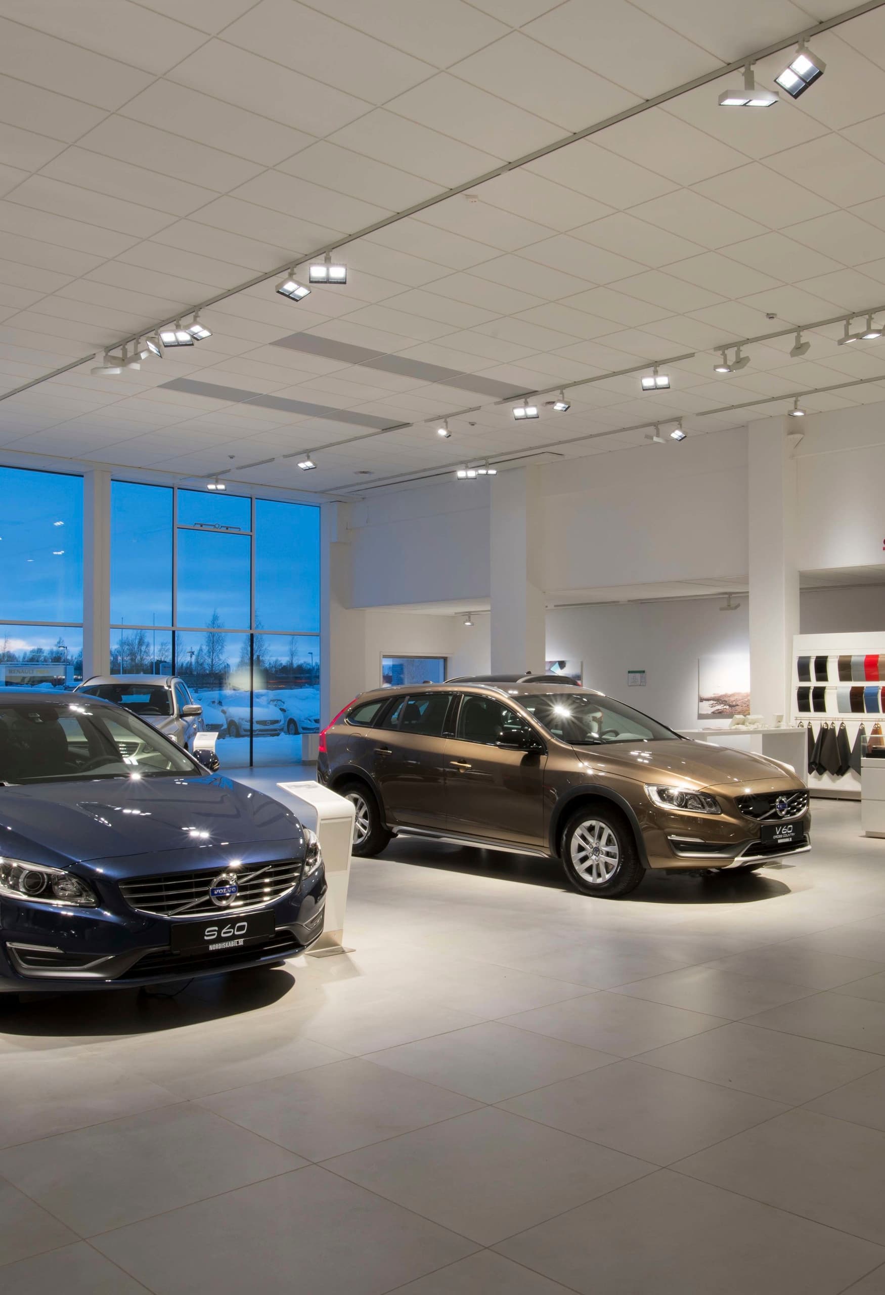 Volvo-Showroom Luleå mit ERCO Licht Board Strahlern für akzentuierte Fahrzeugbeleuchtung.