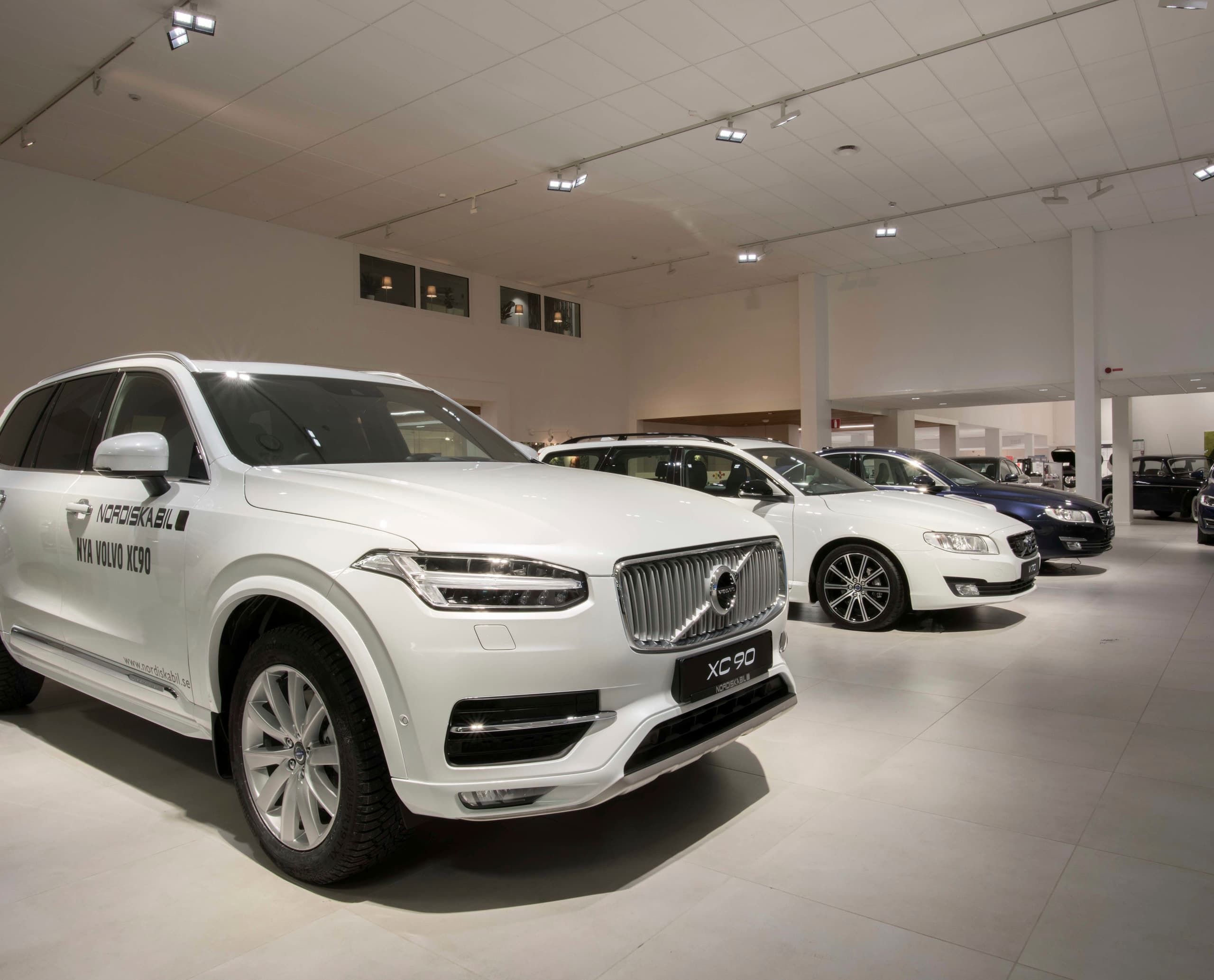 Volvo XC90 im Ausstellungsraum Luleå, präsentiert durch ERCO-Licht.
