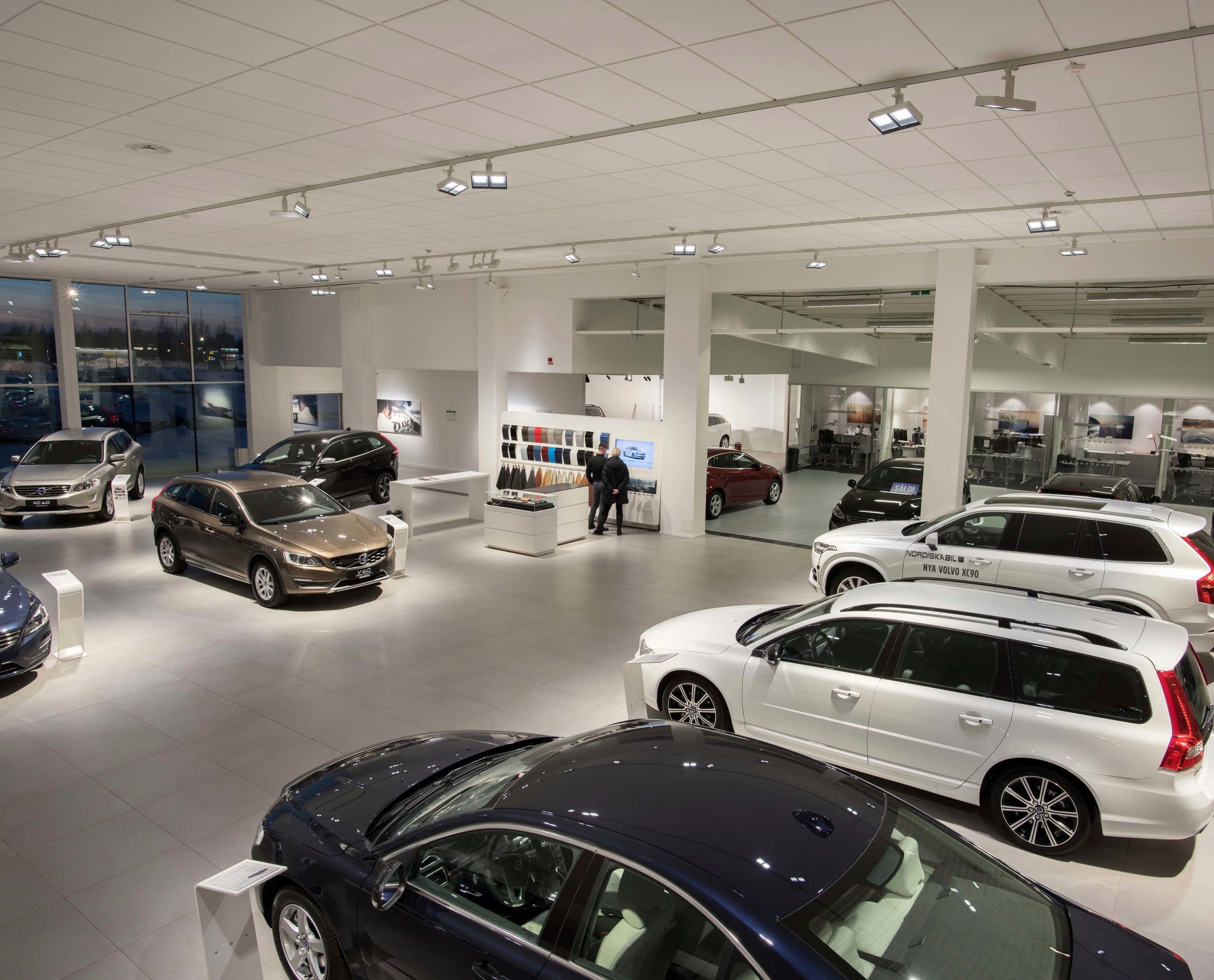 Volvo-Autohaus Luleå mit ERCO Licht Board Strahlern für akzentuierte Produktpräsentation.