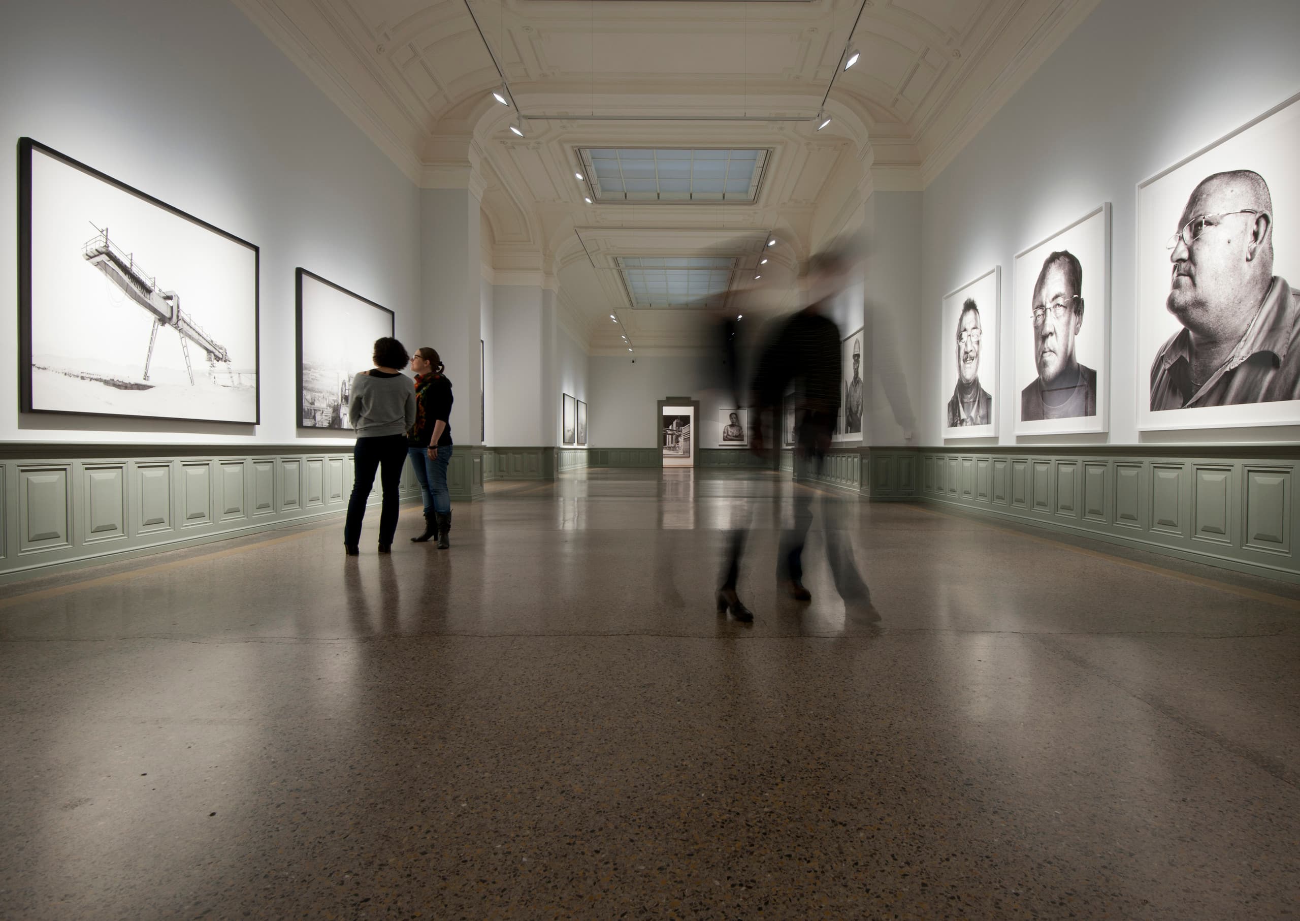 Kunstausstellung mit ERCO Akzentbeleuchtung für dramatische Inszenierung.