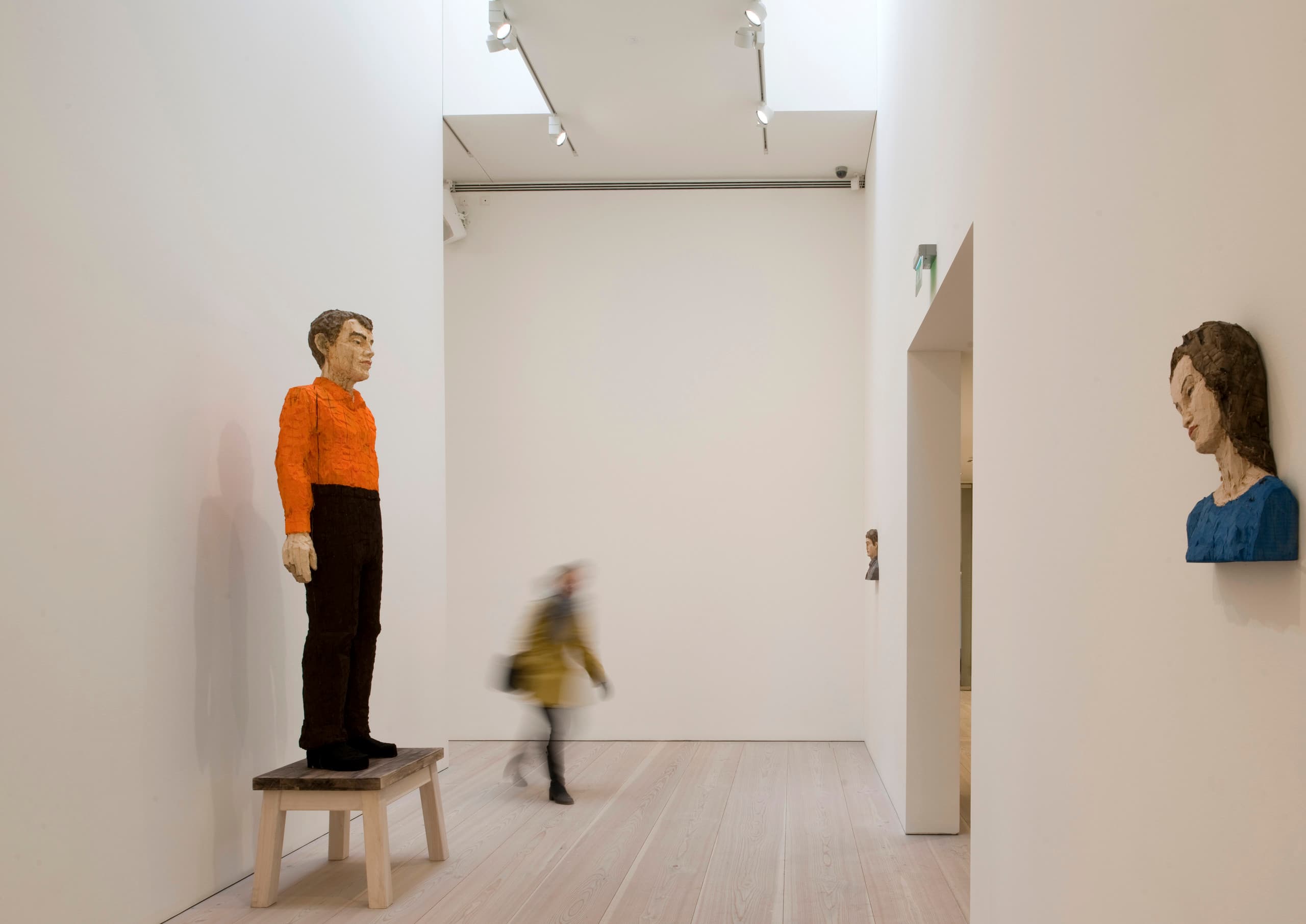 Skulpturen in einer Kunstgalerie, beleuchtet mit ERCO Licht für Akzentuierung und atmosphärische Raumwirkung.