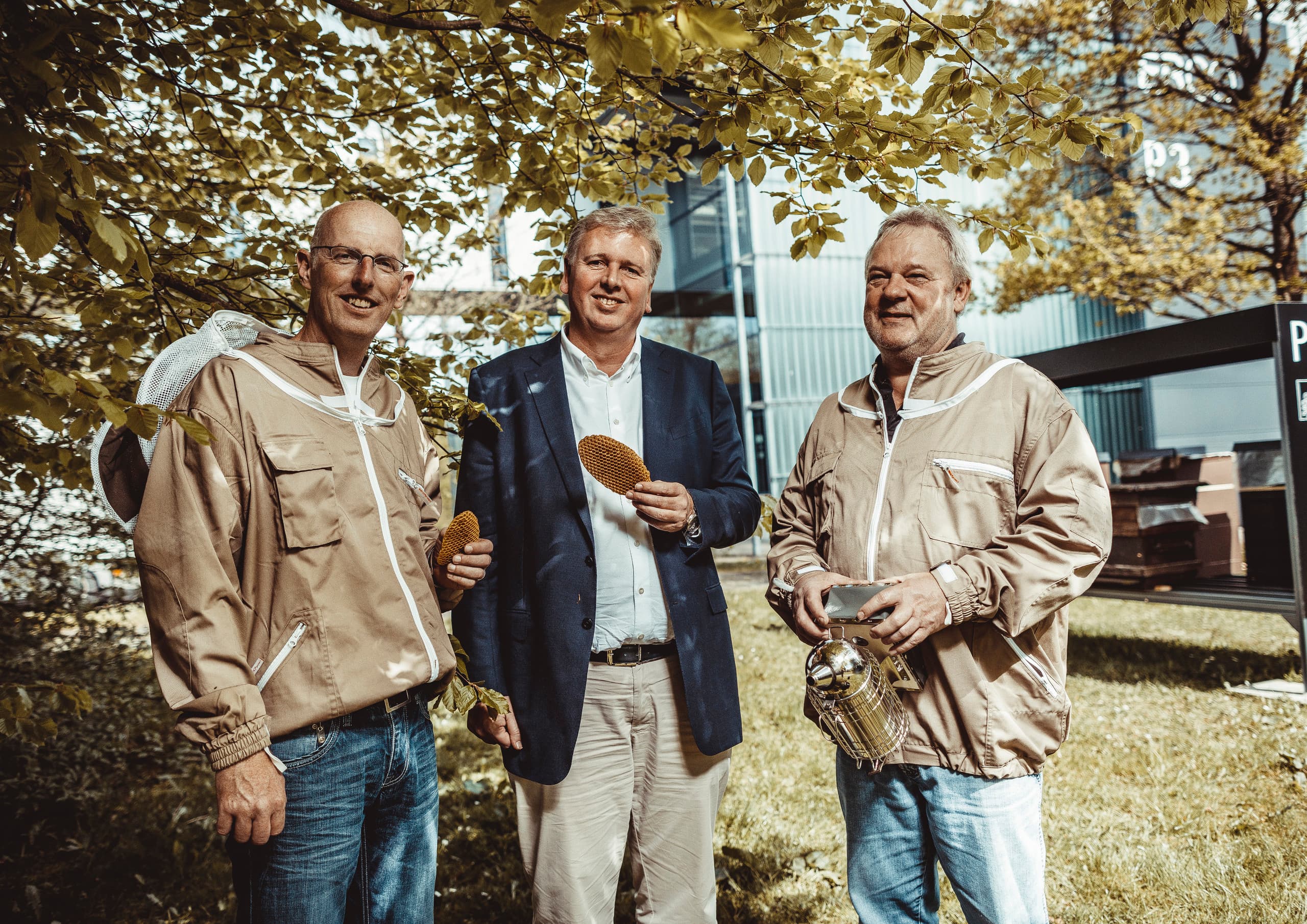 ERCO Mitarbeiter fördern die Biodiversität mit firmeneigenen Bienenvölkern.