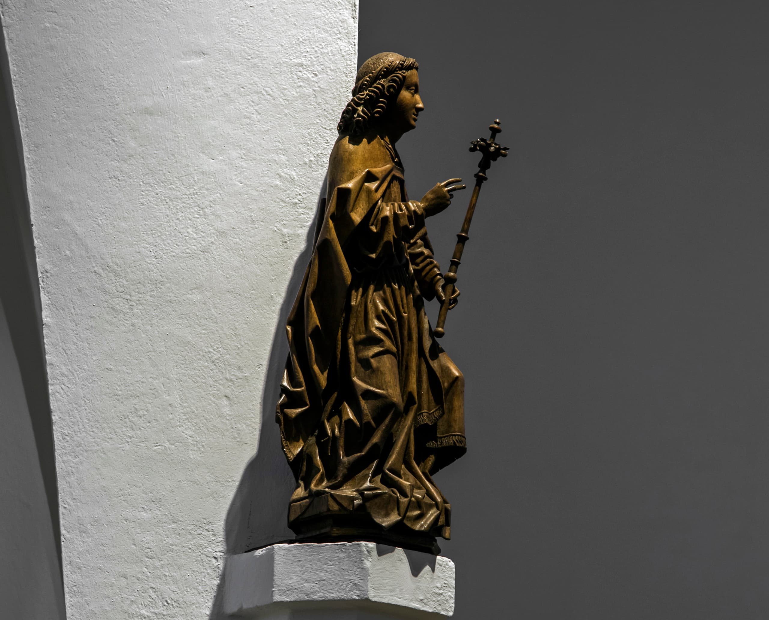 Holzstatue eines Heiligen mit Kreuz in der St. Mariä Geburt Kirche, Grevenbroich.
