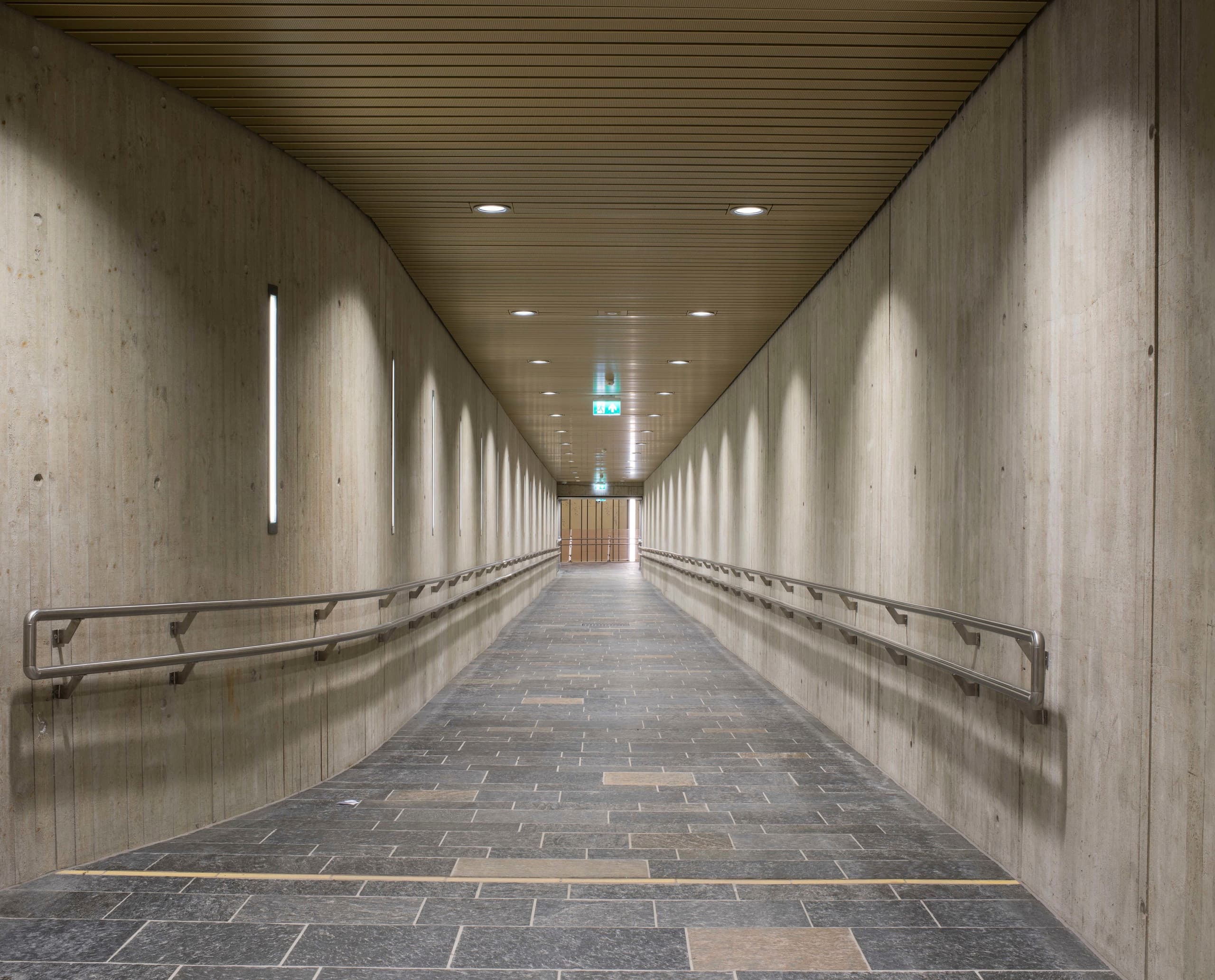 LED Downlights beleuchten den Tunnel der Holmestrand Station in Vestfold, Norwegen. Langlebige Beleuchtung für den 24/7-Betrieb.