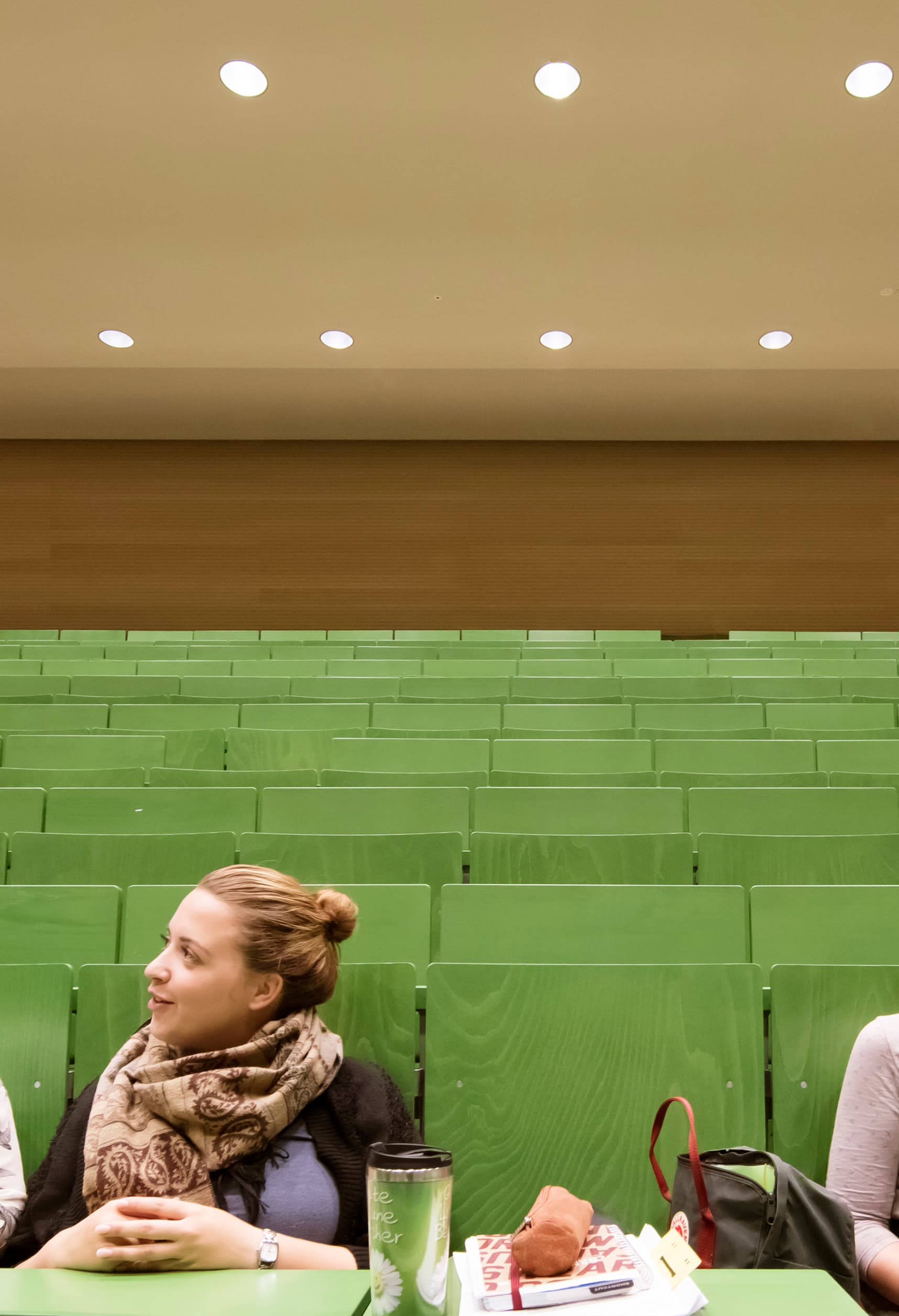 Studentinnen im Hörsaal der Hochschule Neubrandenburg mit ERCO Downlights für effiziente Beleuchtung.