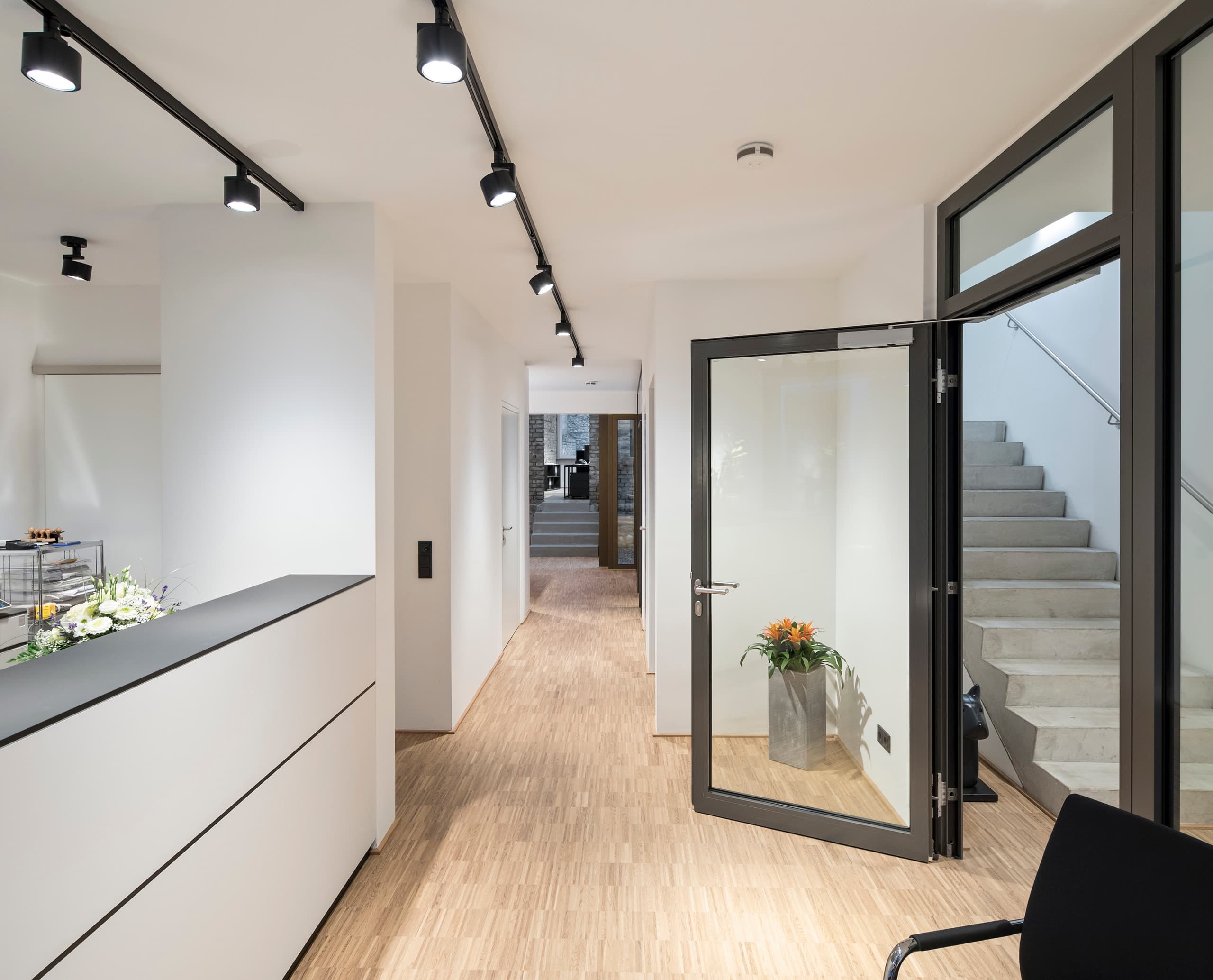 ERCO Parscan Strahler beleuchten den Empfangsbereich von Faerber Architekten in Mainz.