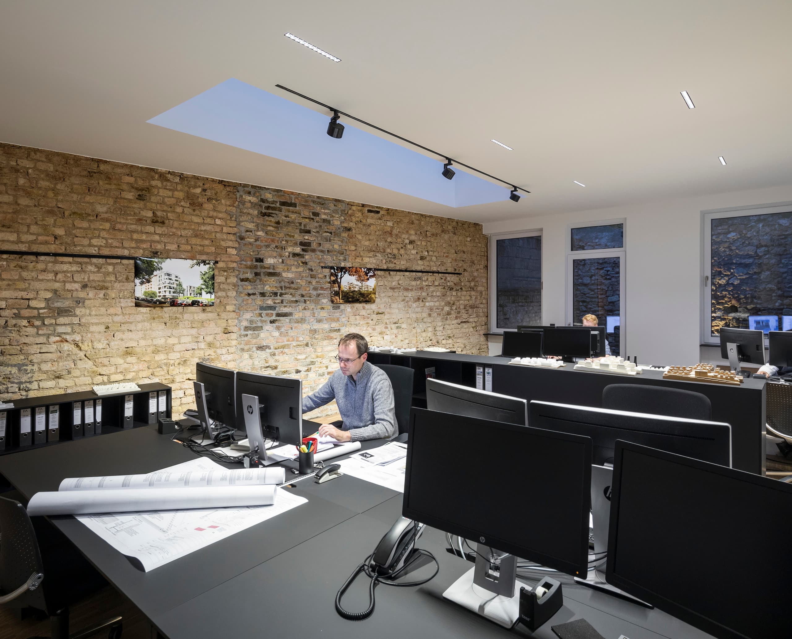 ERCO LED-Beleuchtung im Büro Faerber Architekten, Mainz, für visuellen Komfort und konzentriertes Arbeiten.