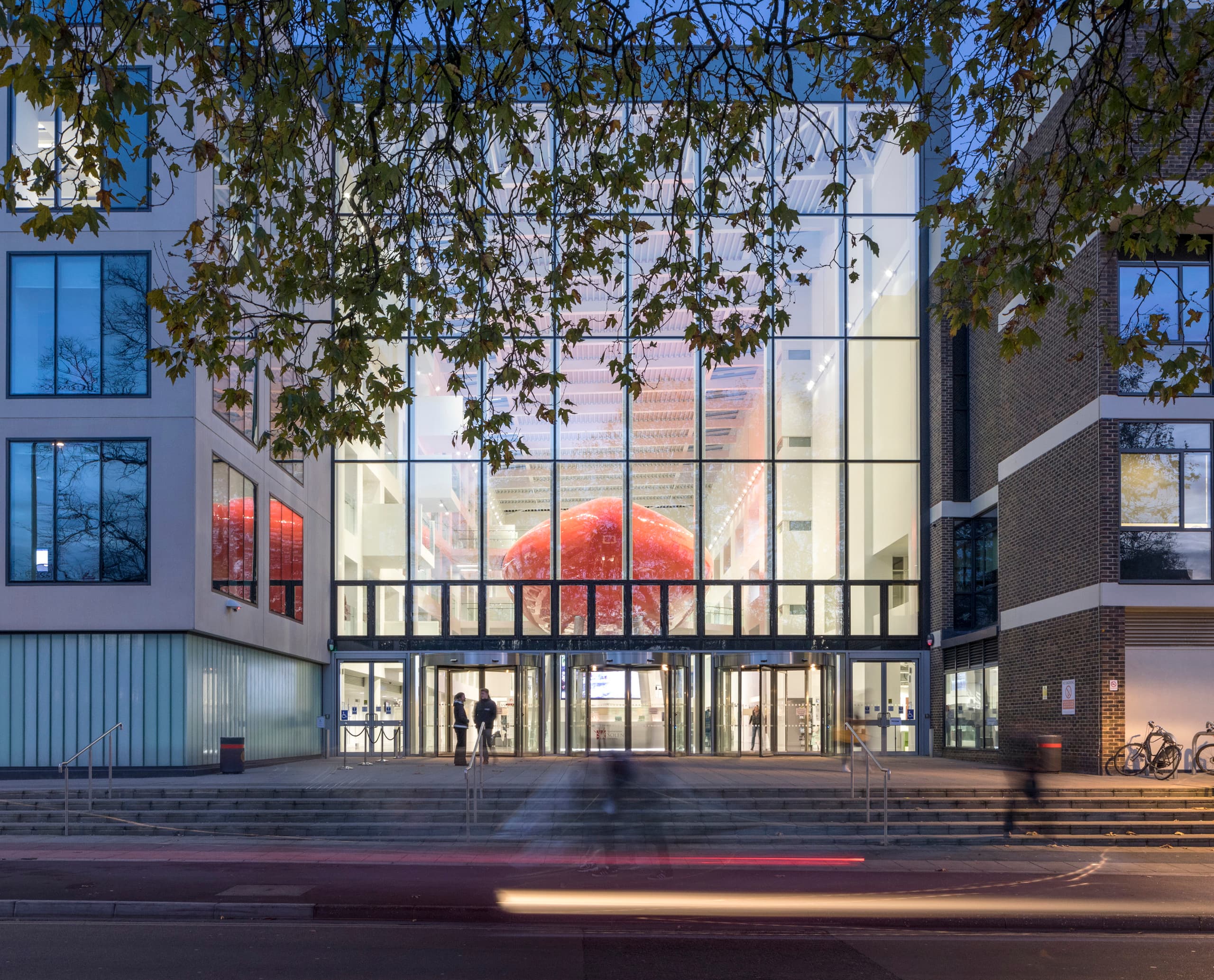 Spark Building der Solent University mit ERCO LED-Beleuchtung, entworfen von Scott Brownrigg.