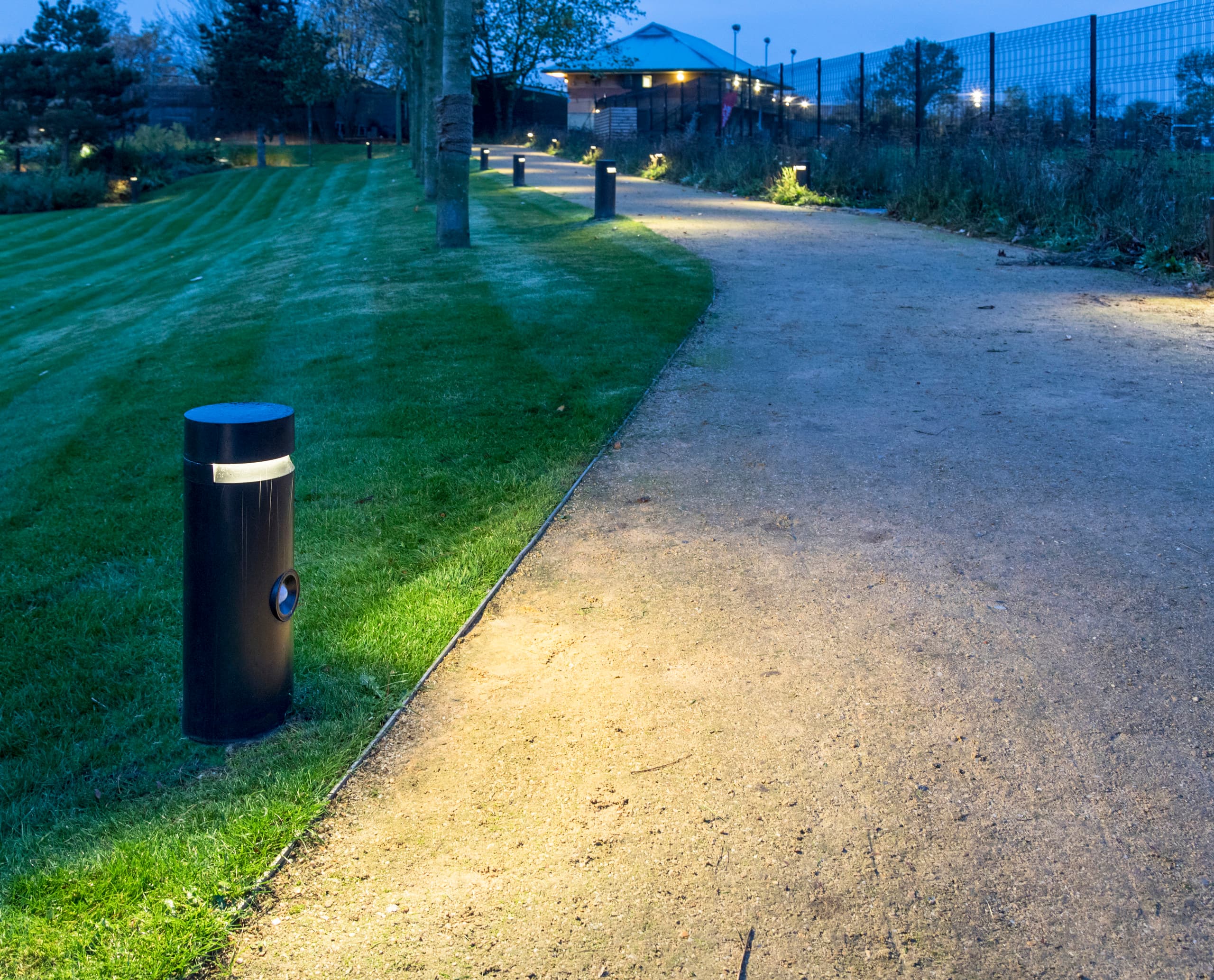 ERCO Castor Pollerleuchte beleuchtet Weg auf dem British Sky Broadcasting Campus.