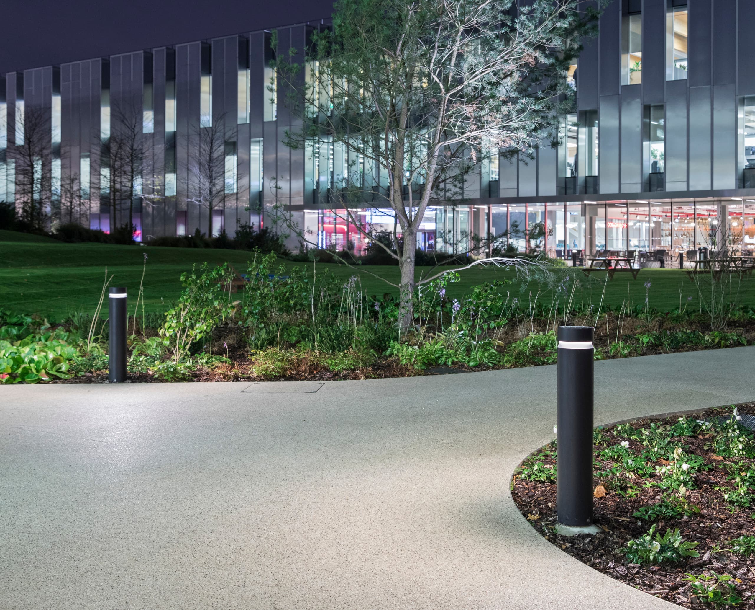 ERCO Castor Pollerleuchten beleuchten Wege auf dem Campus von British Sky Broadcasting.