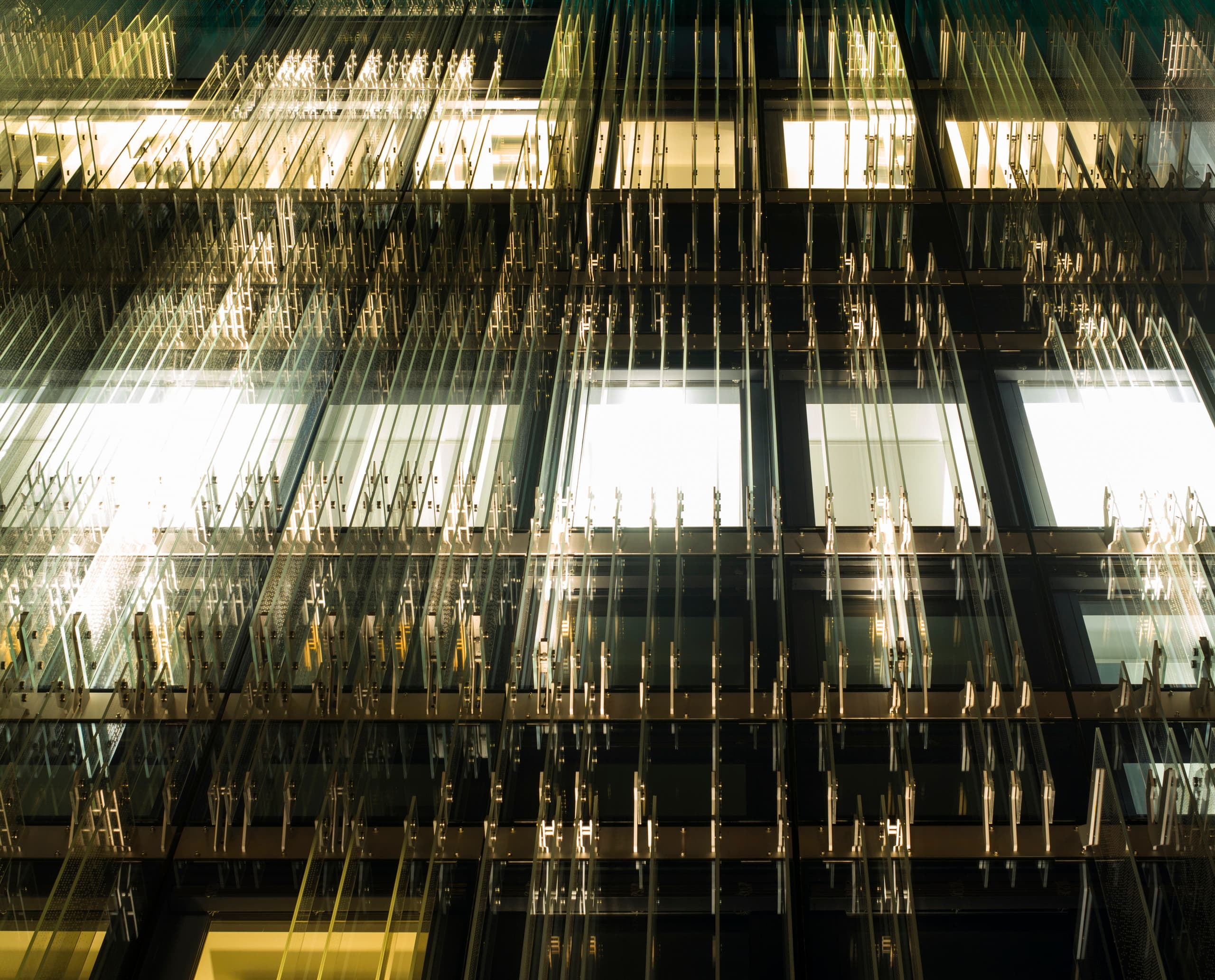 SPG Hauptsitz Genf Fassade mit ERCO LED-Leuchten, die eine einzigartige Gebäudebeleuchtung erzeugen.
