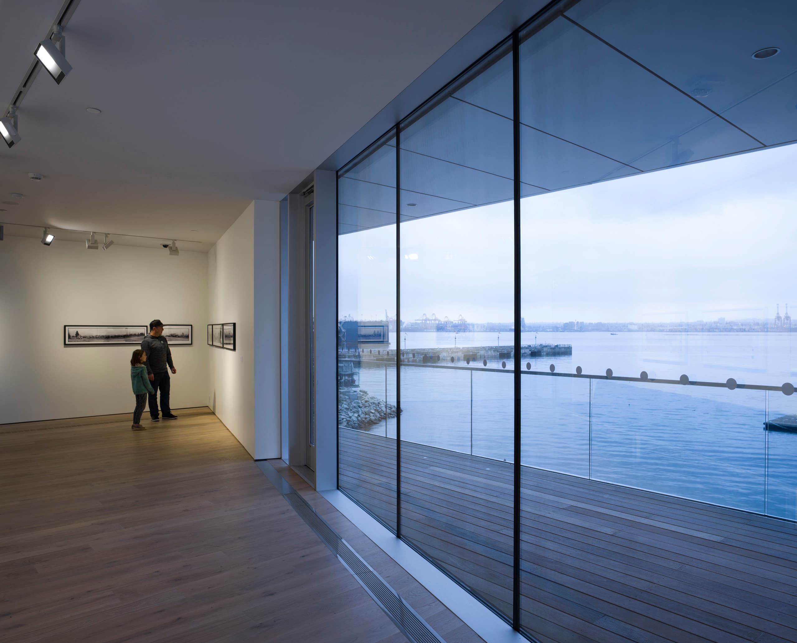 Polygon Gallery mit ERCO LED-Leuchten, die Kunstwerke akzentuieren und für blendfreies Licht sorgen.