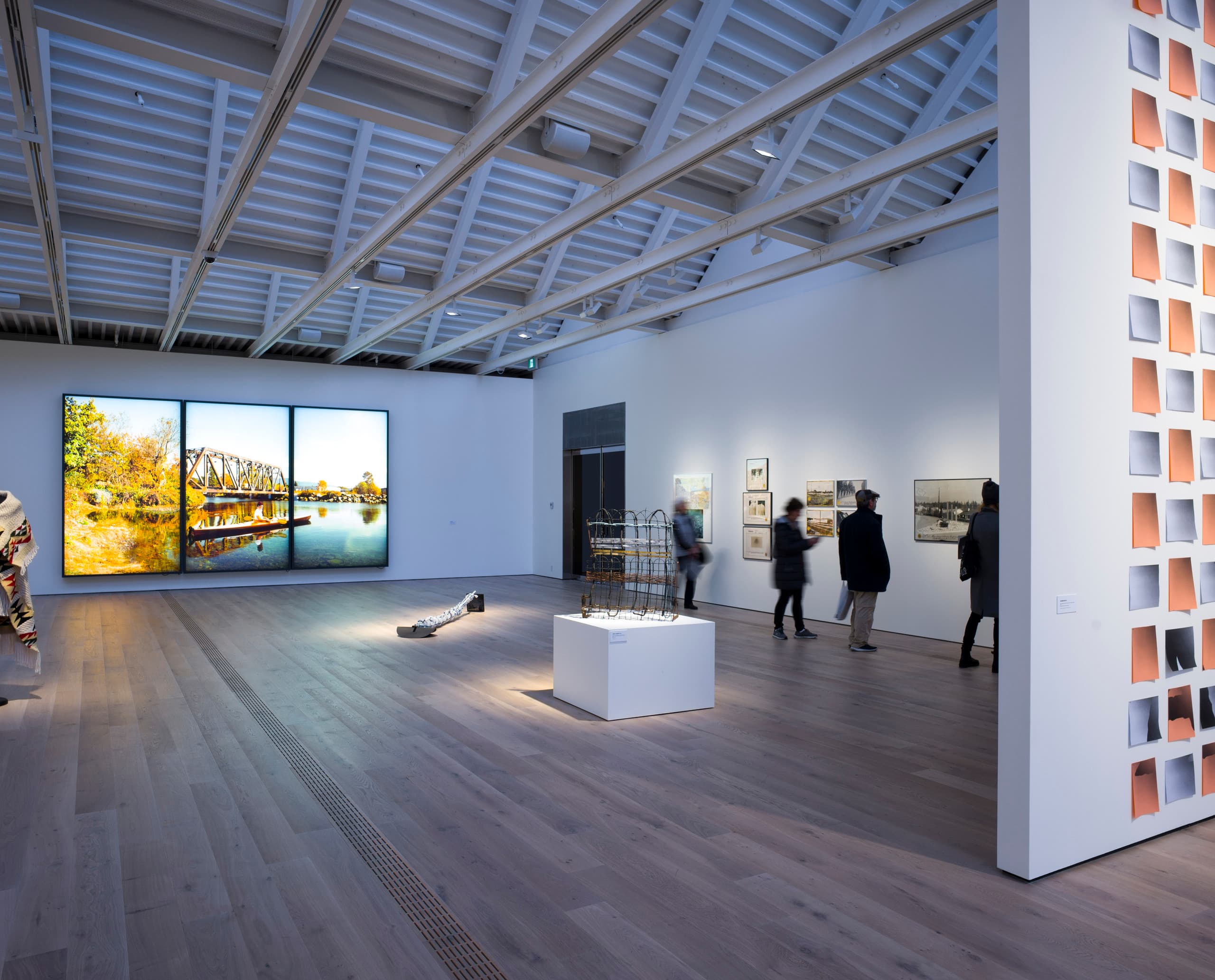 Innenansicht der Polygon Gallery mit ERCO LED-Beleuchtung für Kunstausstellungen in Vancouver, Kanada.