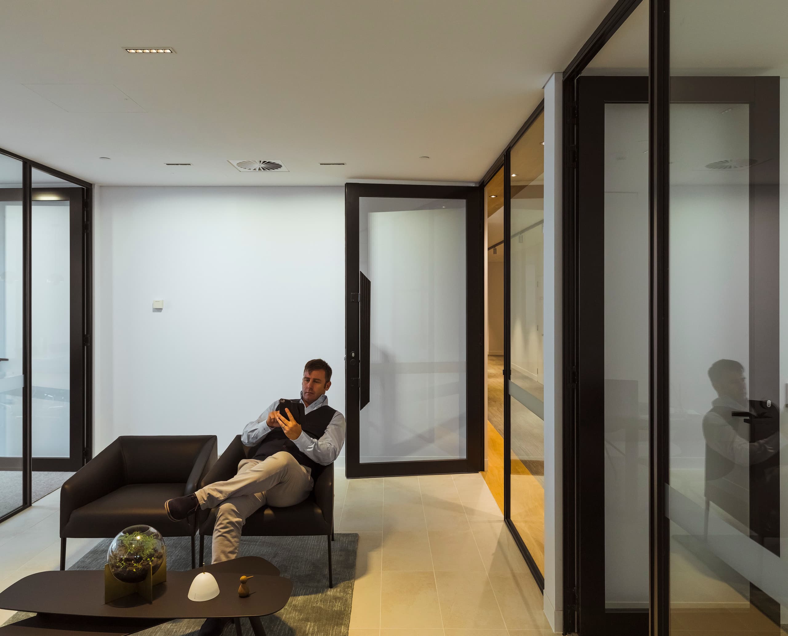 Moderner Büroraum mit ERCO Beleuchtung für hohen Sehkomfort und minimalistisches Design.