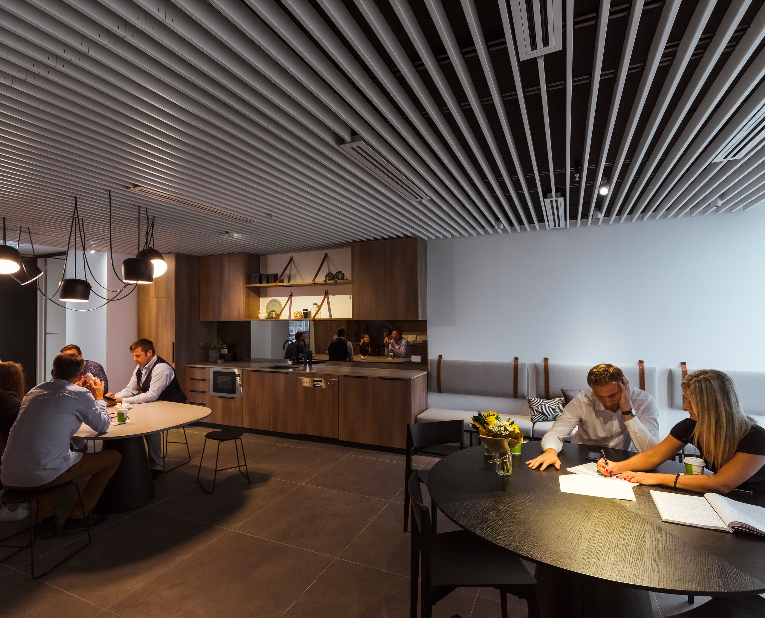 Modernes Büro in Sydney mit ERCO Compar Linear Leuchten für vis комфорт und minimalistisches Design.