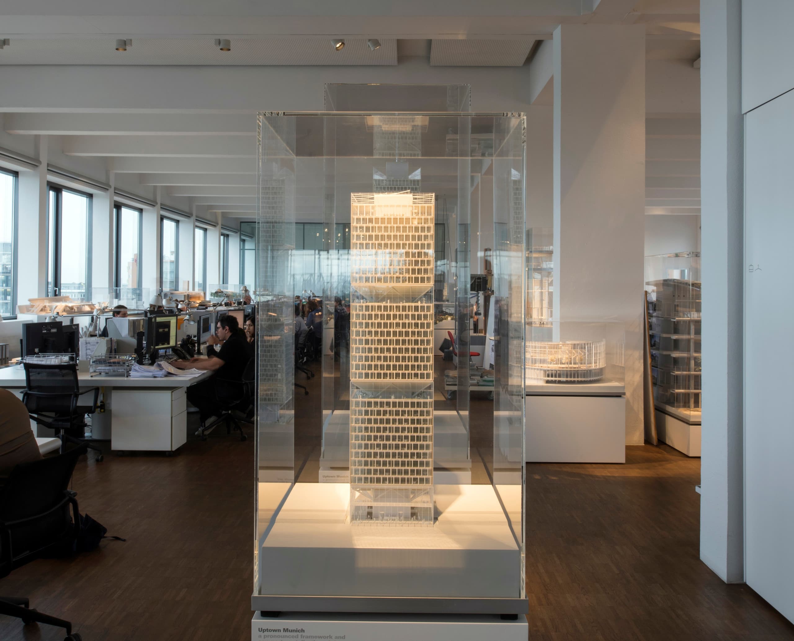 Architekturmodell eines Hochhauses im Büro von Ingenhoven Architects, beleuchtet mit ERCO Optec Strahlern.
