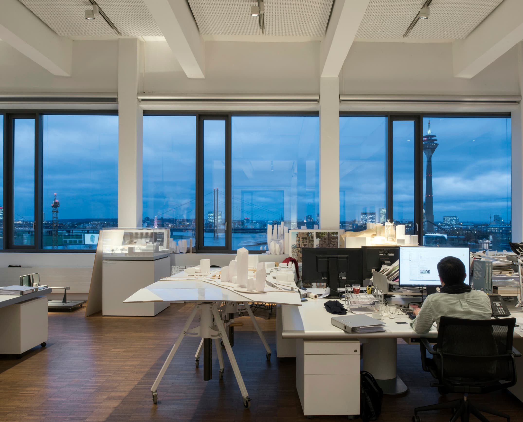 Ingenhoven Architects Büro mit Optec Strahlern, die flexible Beleuchtung für kreatives Arbeiten im Düsseldorfer Medienhafen bieten.