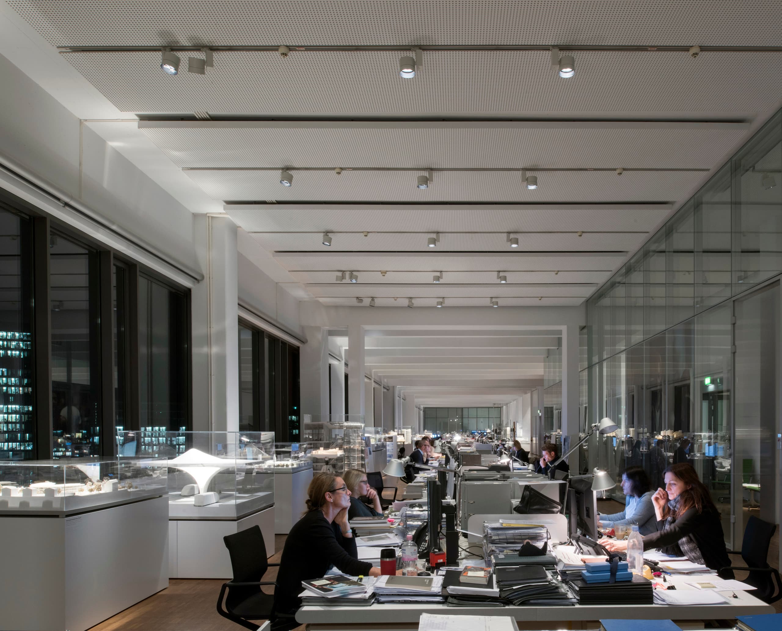ERCO Bürobeleuchtung mit flexiblen Lichtlösungen durch Downlights an Stromschienen für ergonomische Arbeitsplätze.