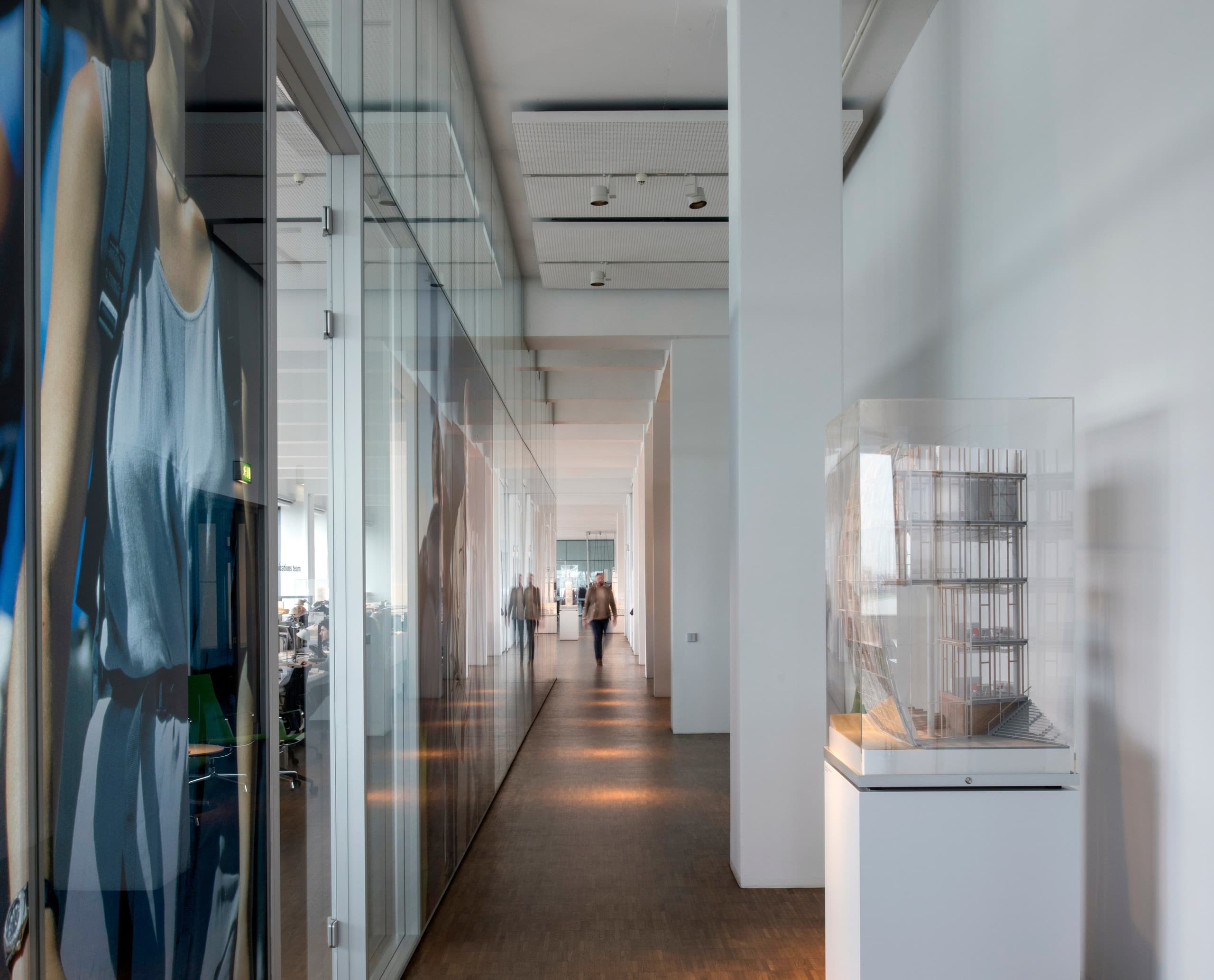 Flur im Büro von Ingenhoven Architekten mit Optec Strahlern an Stromschienen für flexible Beleuchtung.