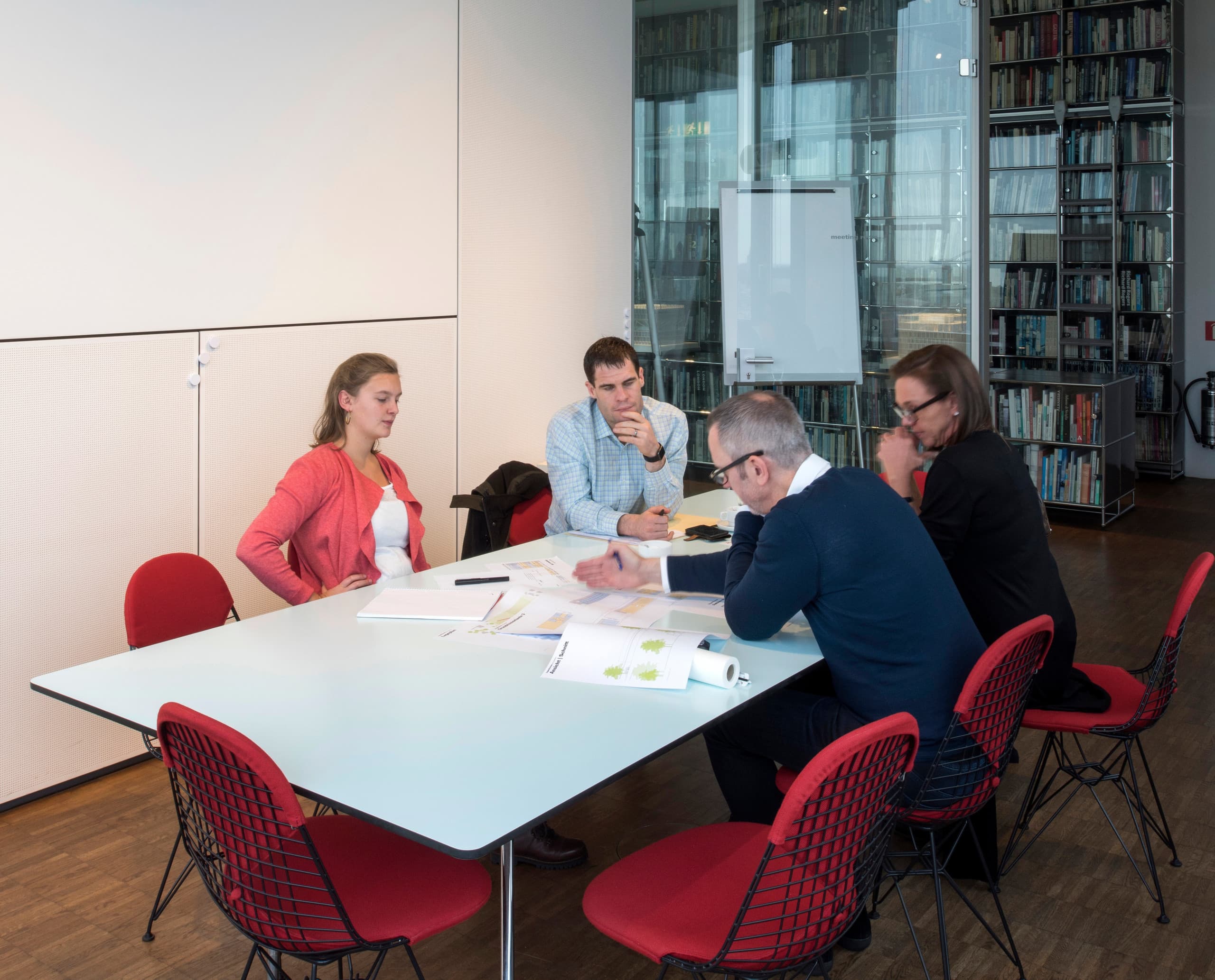 Ingenhoven Architekten Büro: Team bespricht Pläne unter ERCO Optec Strahlern, die flexible Beleuchtung bieten.