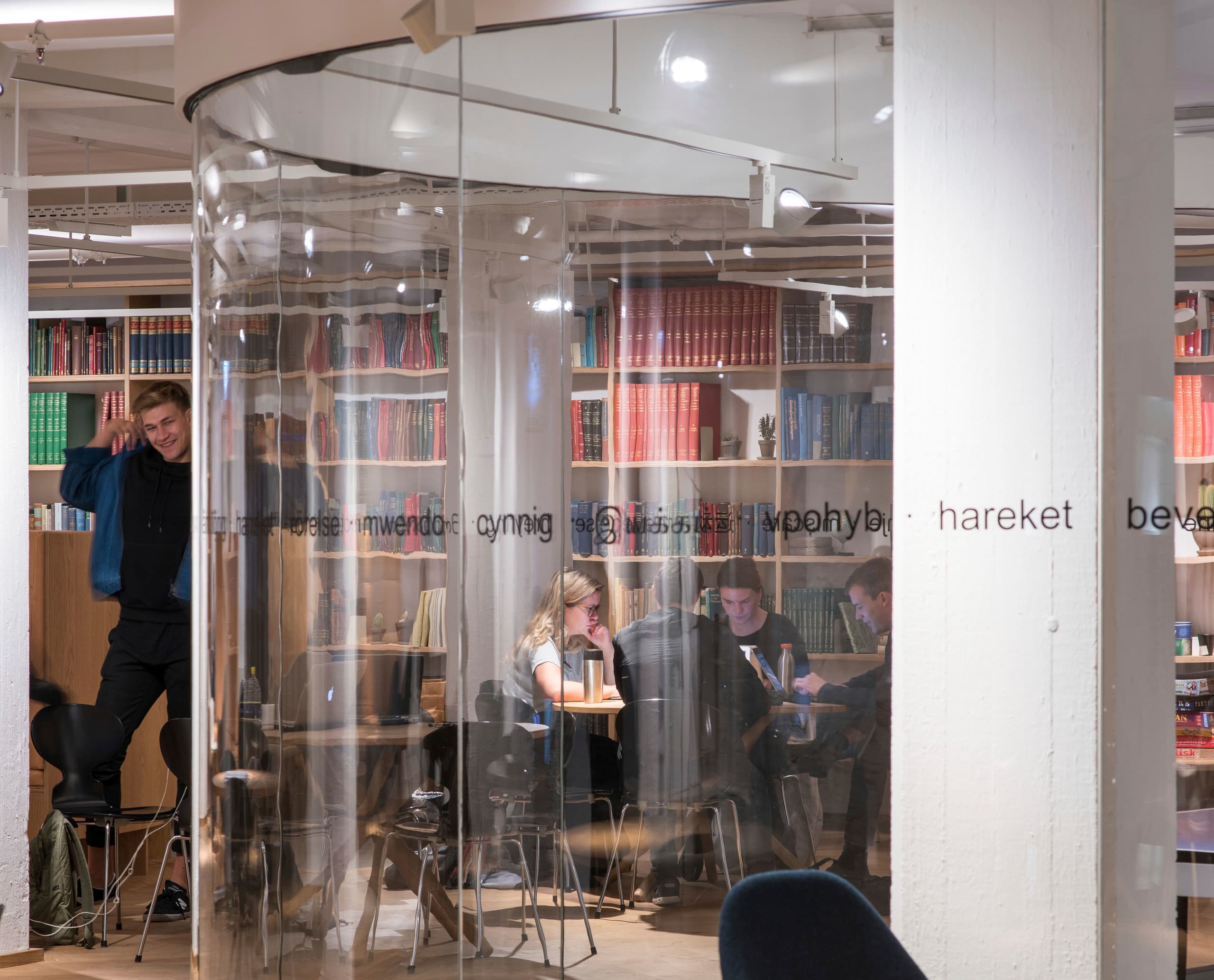 ERCO Optec Strahler in der Dänischen Königlichen Bibliothek für Pflanzenwachstum und Studenten.