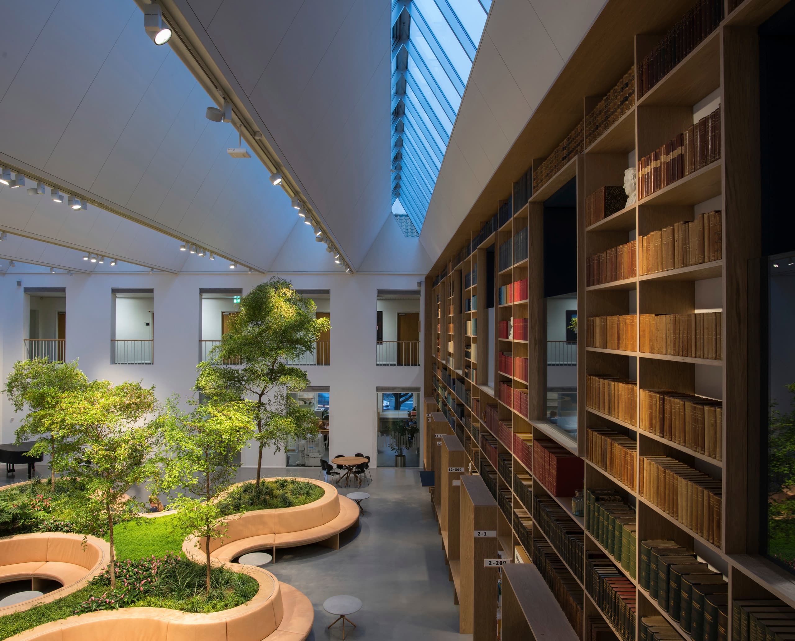 ERCO Optec Strahler beleuchten Pflanzen in der Dänischen Königlichen Bibliothek für gesundes Wachstum.
