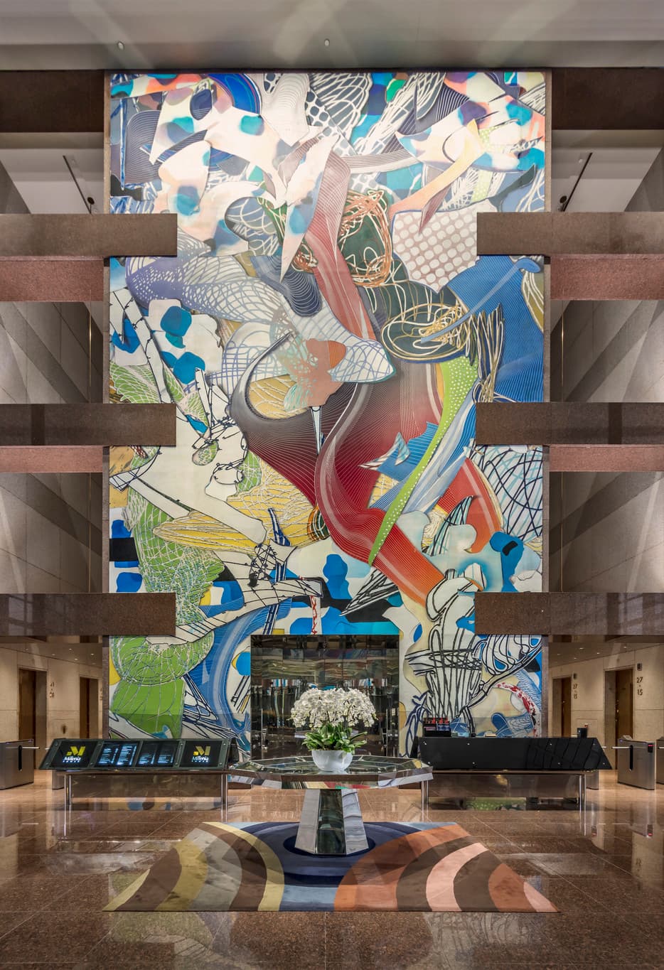 Wandgestaltung mit Wallwashing-Effekt in einem Foyer, der Helligkeit und Orientierung schafft.