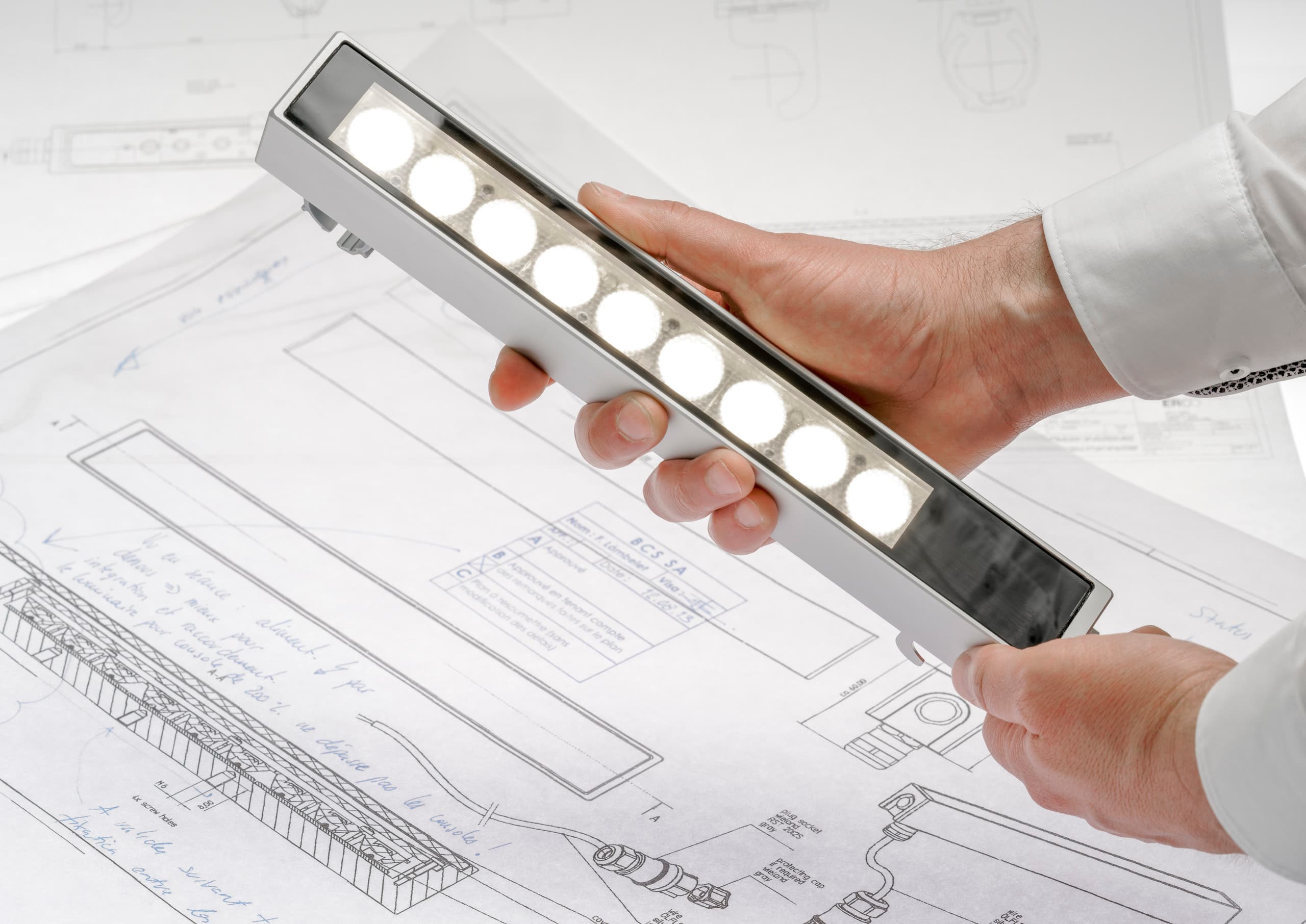 ERCO Lichtplanung: LED-Leuchte zur Ausleuchtung von Bauplänen für Architekten.