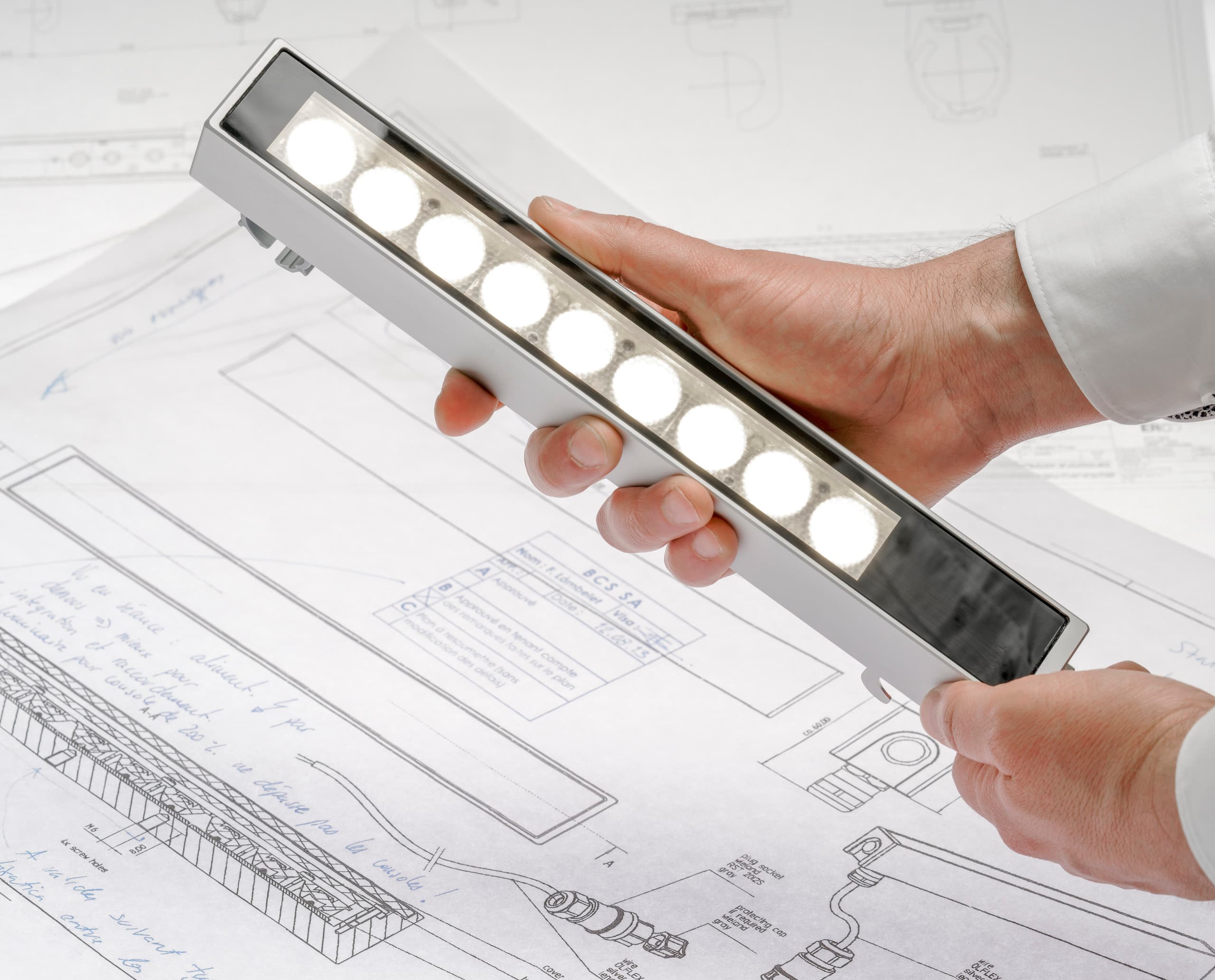 ERCO Lichtplanung: LED-Leuchte zur Ausleuchtung von Bauplänen für Architekten.