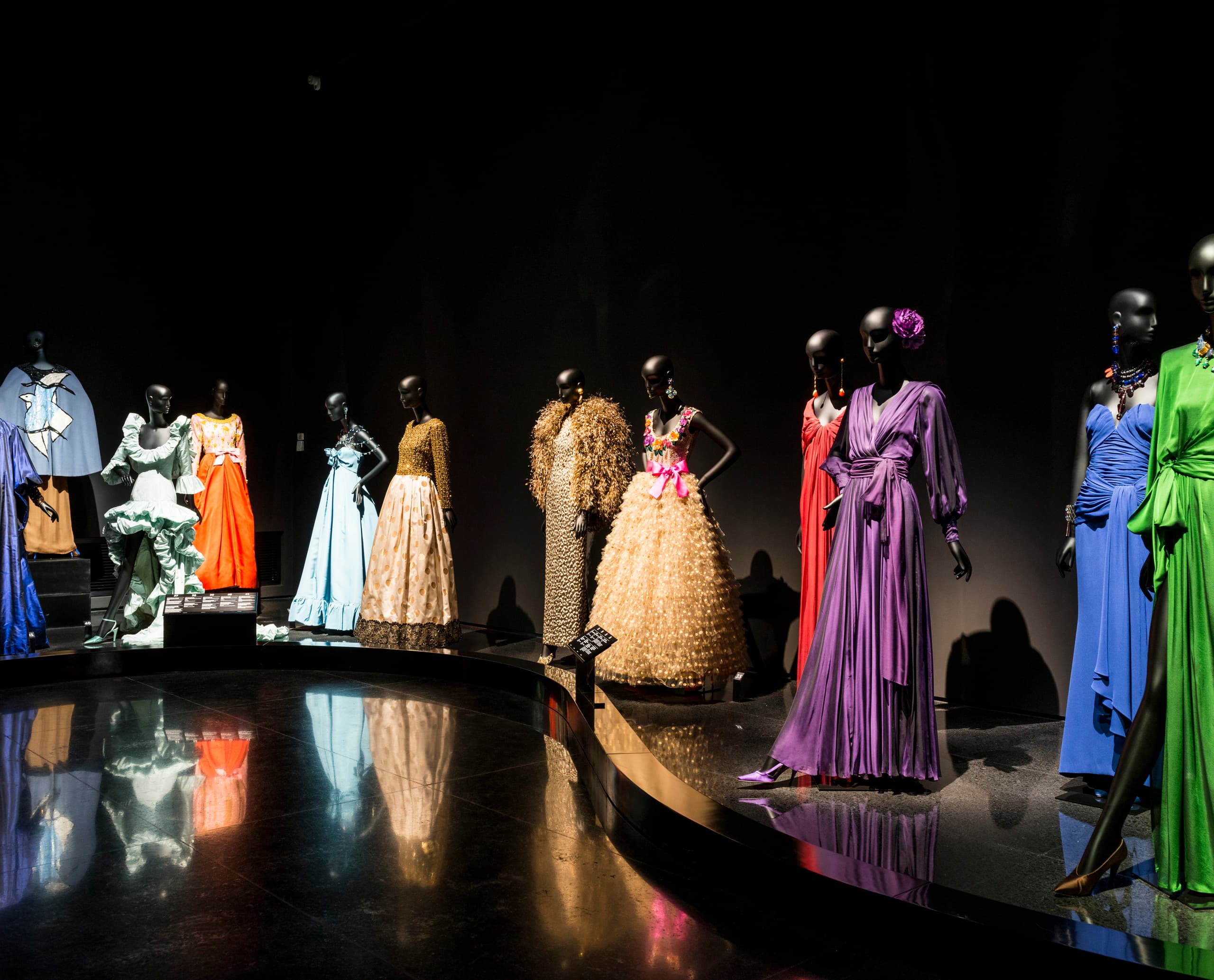 Yves Saint Laurent Museum Marrakesch: Haute Couture Ausstellung mit ERCO LED-Beleuchtung.