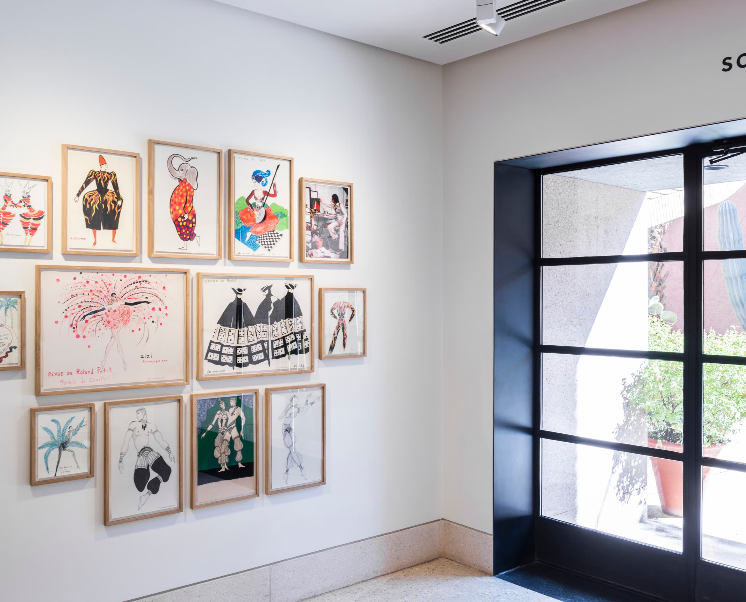 Yves Saint Laurent Museum Marrakesch: Ausstellung von Modezeichnungen, beleuchtet mit ERCO LED-Strahlern.